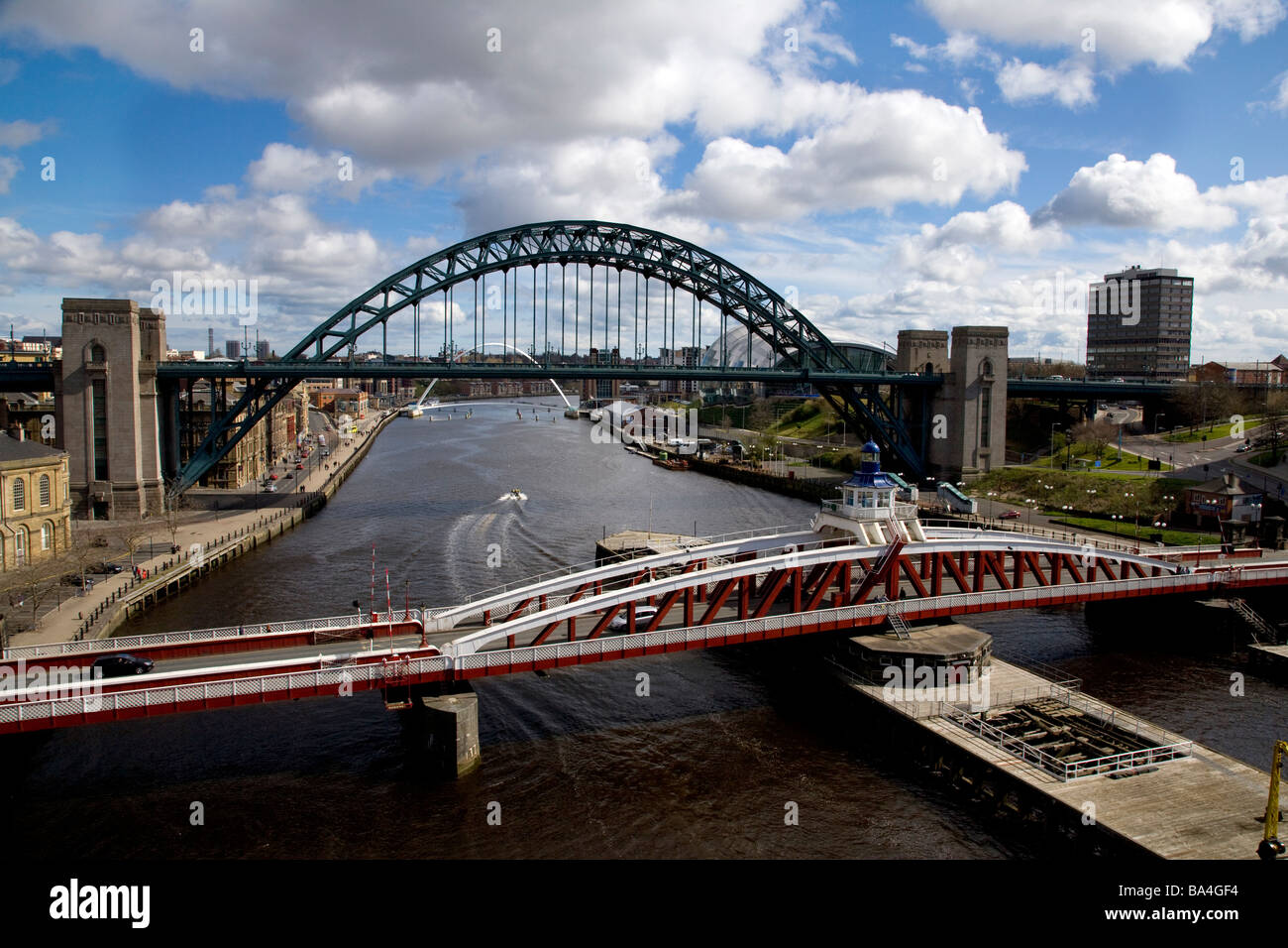 Ver abajo el río Tyne y puentes, Newcastle upon Tyne, Gateshead, Inglaterra Foto de stock