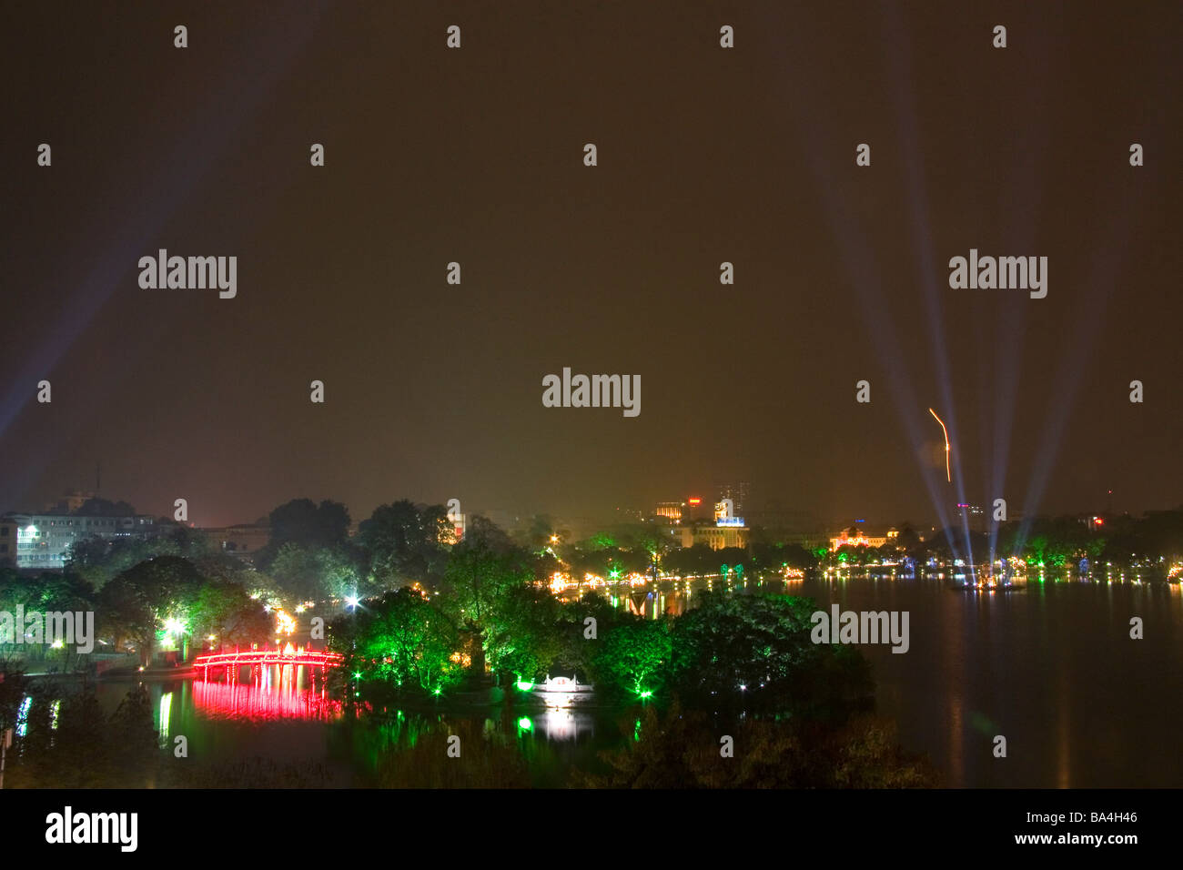 Vista nocturna del Lago Hoan Kiem y el HUC Puente en Hanoi, Vietnam Foto de stock