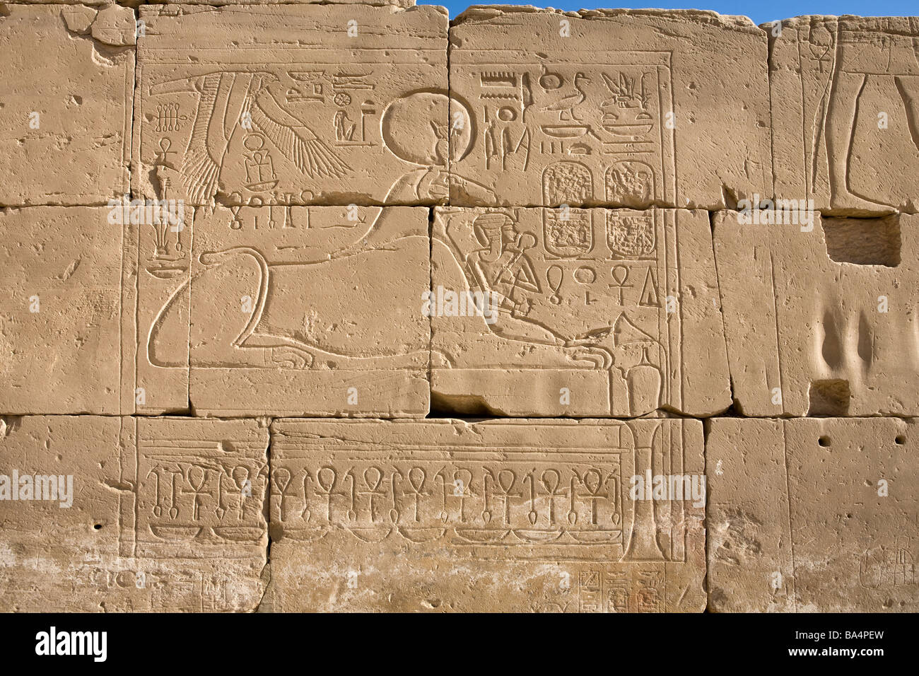 Ram Sphinx fuera de pared sur del naos envolvente mural, Templo de Karnak,  Luxor, Egipto Fotografía de stock - Alamy