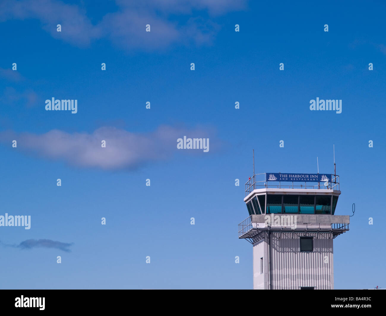 Torre de control del tráfico aéreo en el aeropuerto de Islay contra el cielo azul Foto de stock