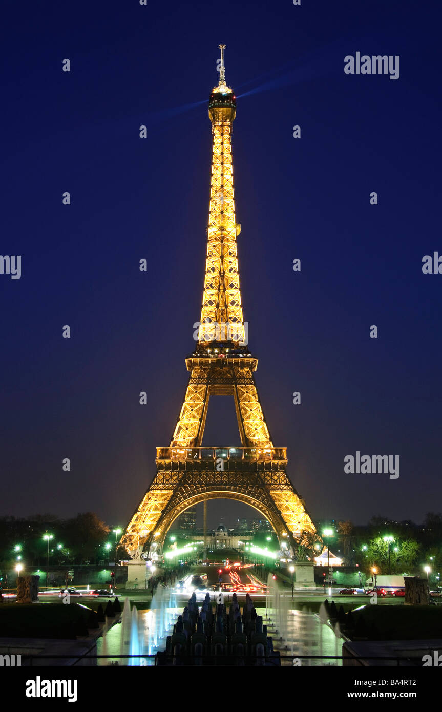 París, Francia - La Torre Eiffel por la noche desde el Palais de Chaillot, mirando hacia el sureste Foto de stock