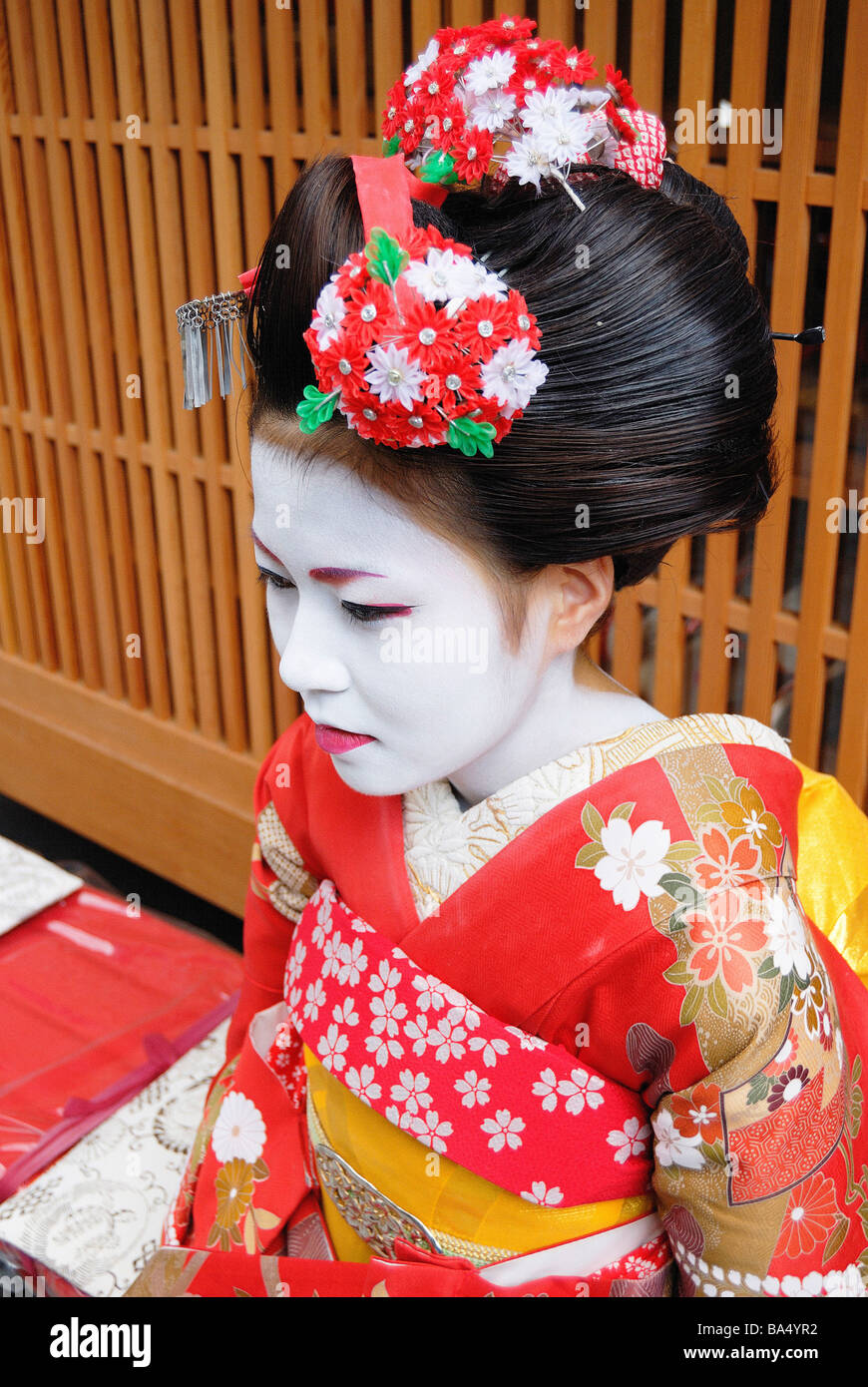 Geisha en maquillaje y vistiendo un kimono tradicional Fotografía de stock  - Alamy