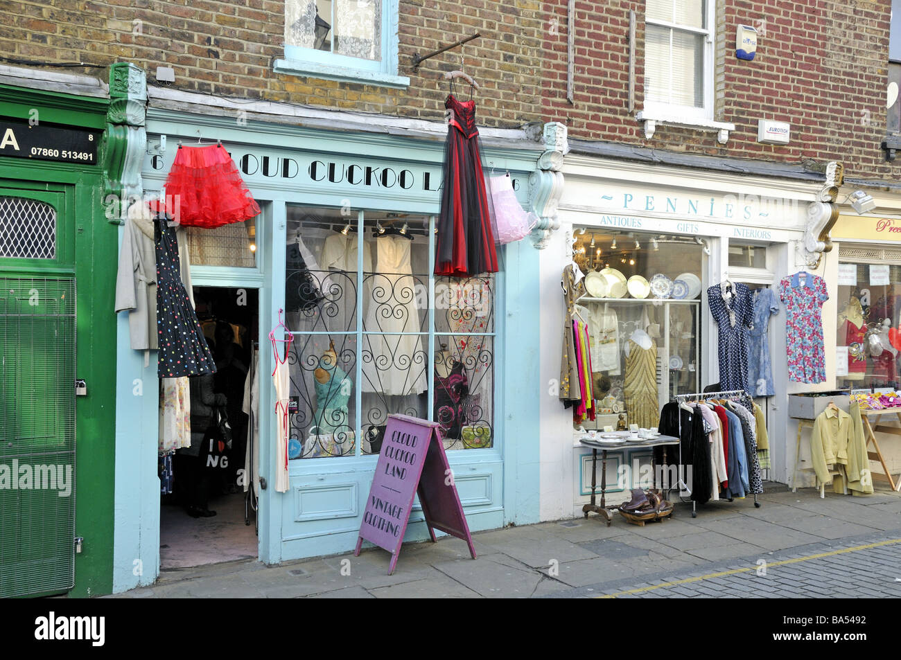 esfuerzo maletero nacido Nube de cuco tienda de ropa vintage de la Tierra Camden Passage Islington,  Londres, Gran Bretaña Fotografía de stock - Alamy