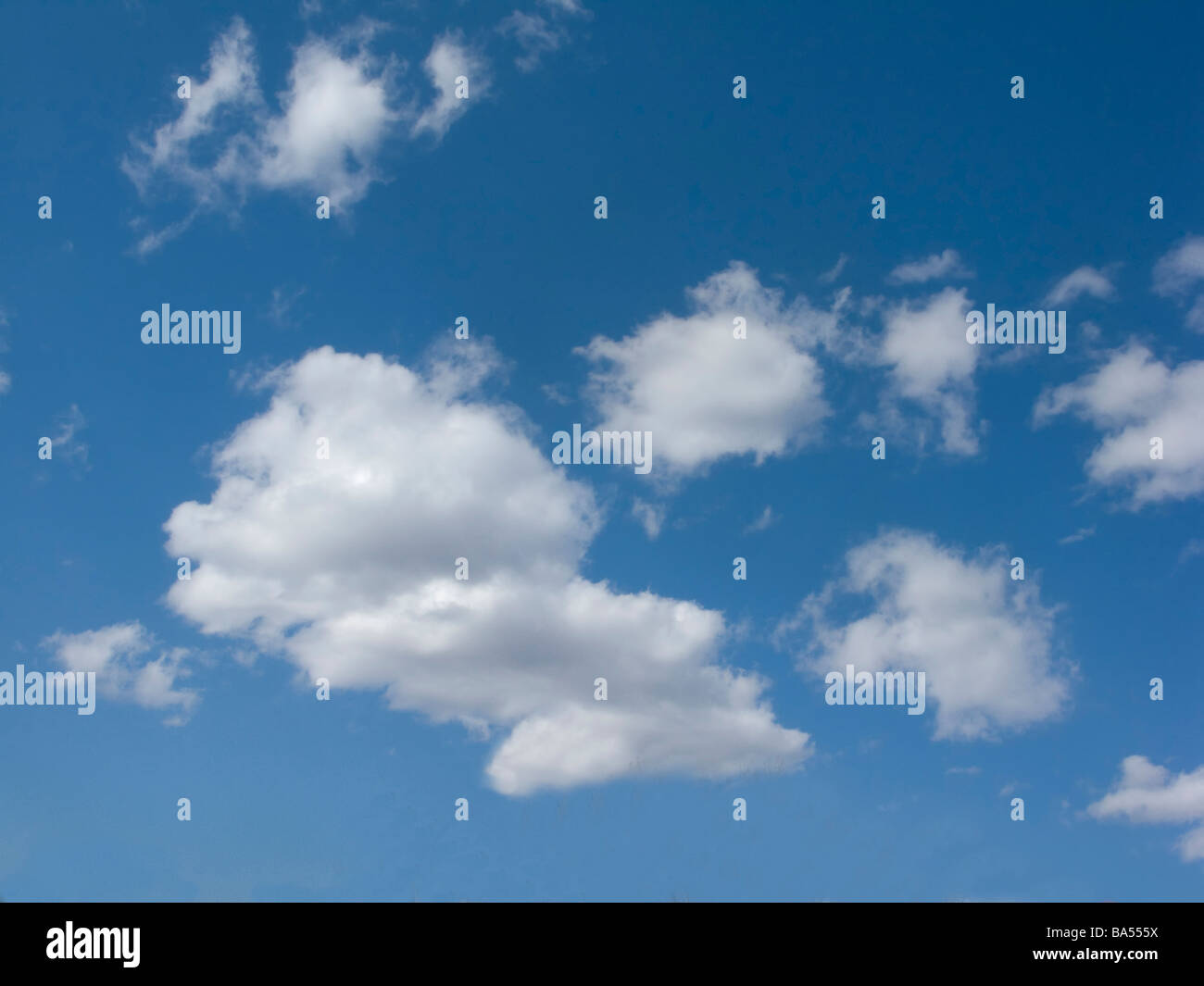 Las nubes cúmulos en un cielo azul profundo Foto de stock