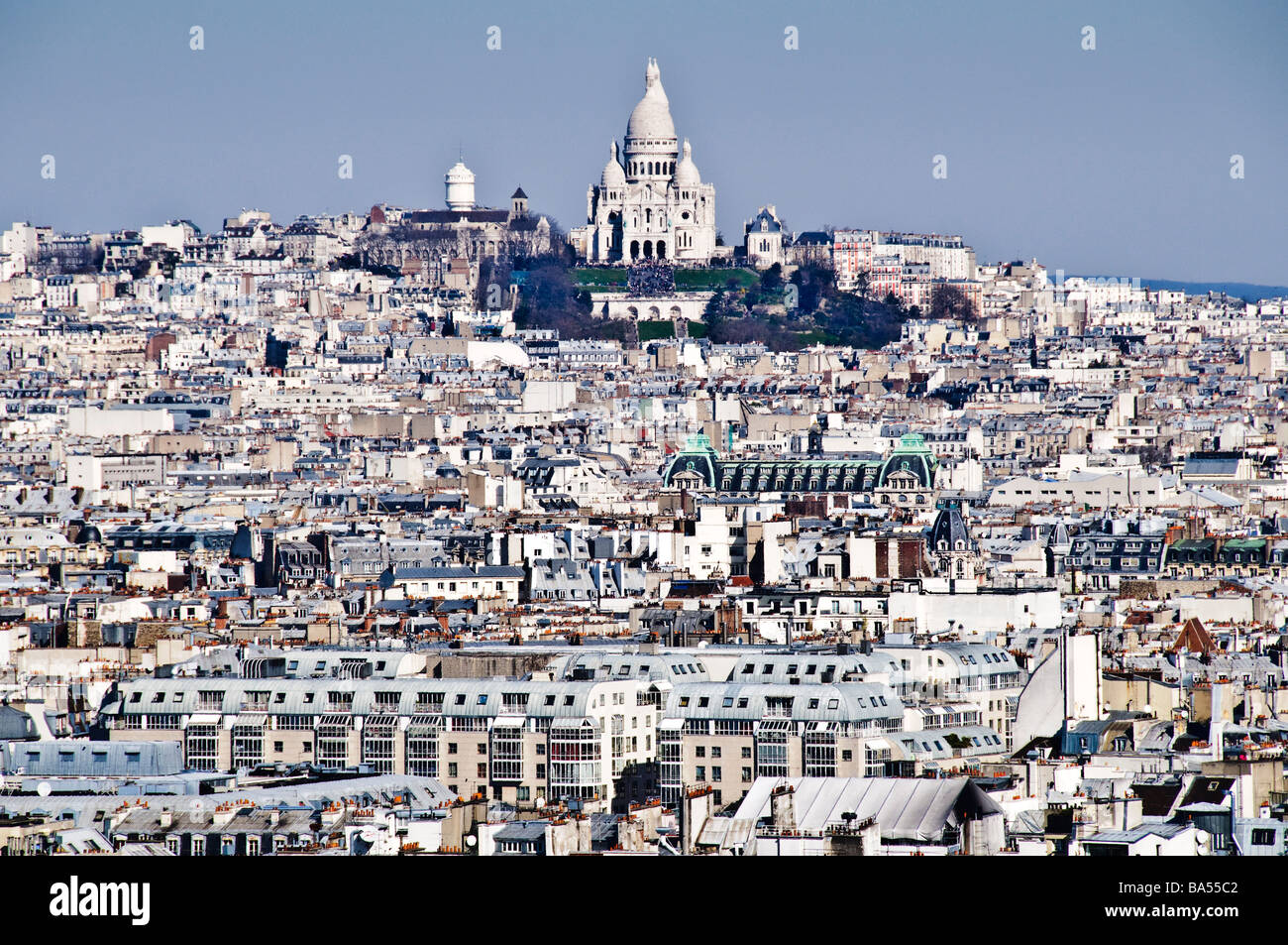 París, Francia - Basilique du Sacré-Coeur en París entre los edificios del barrio de Montmartre. Vista desde la parte superior de la catedral de Notre Dame Foto de stock