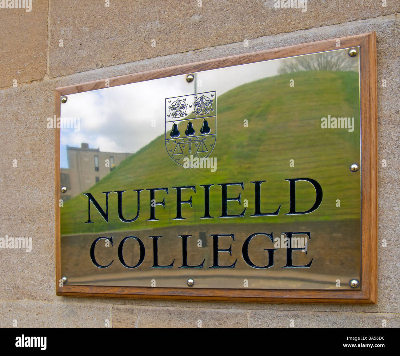 Oxford, Inglaterra, Reino Unido. Signo Nuffield College de Oxford reflejando el montículo del castillo Foto de stock