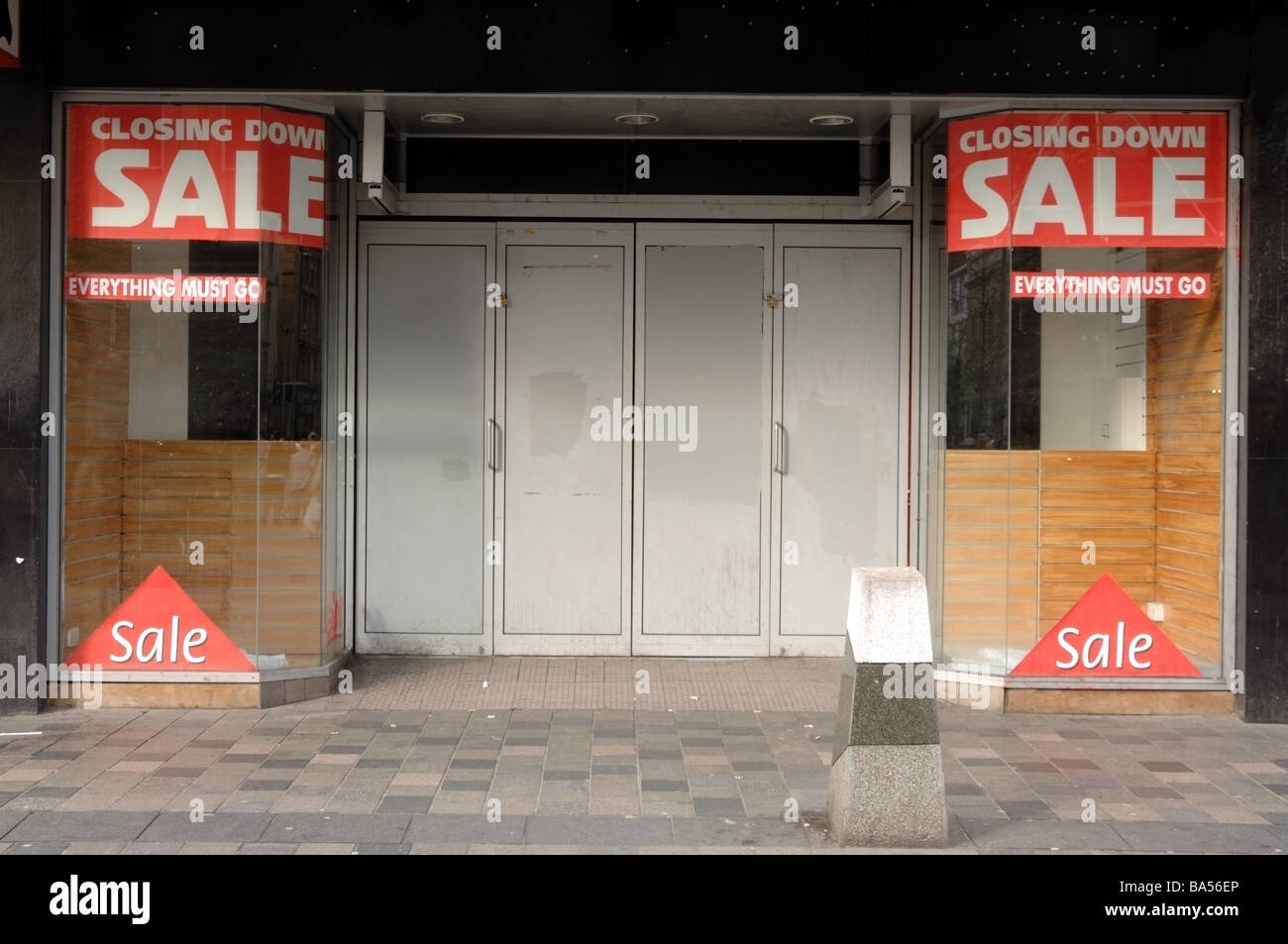 Fotografía de comercio minorista que ha cerrado debido a la recesión y la crisis crediticia. Se muestran señales de venta y precintadas. Foto de stock