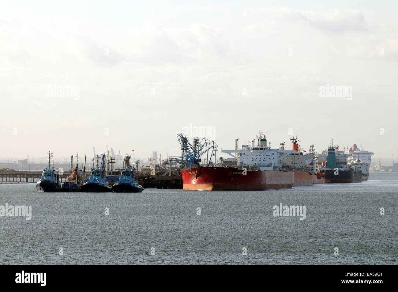 Buques cisterna para productos químicos y petróleo atracados en refinería de Fawley en Southampton agua Foto de stock