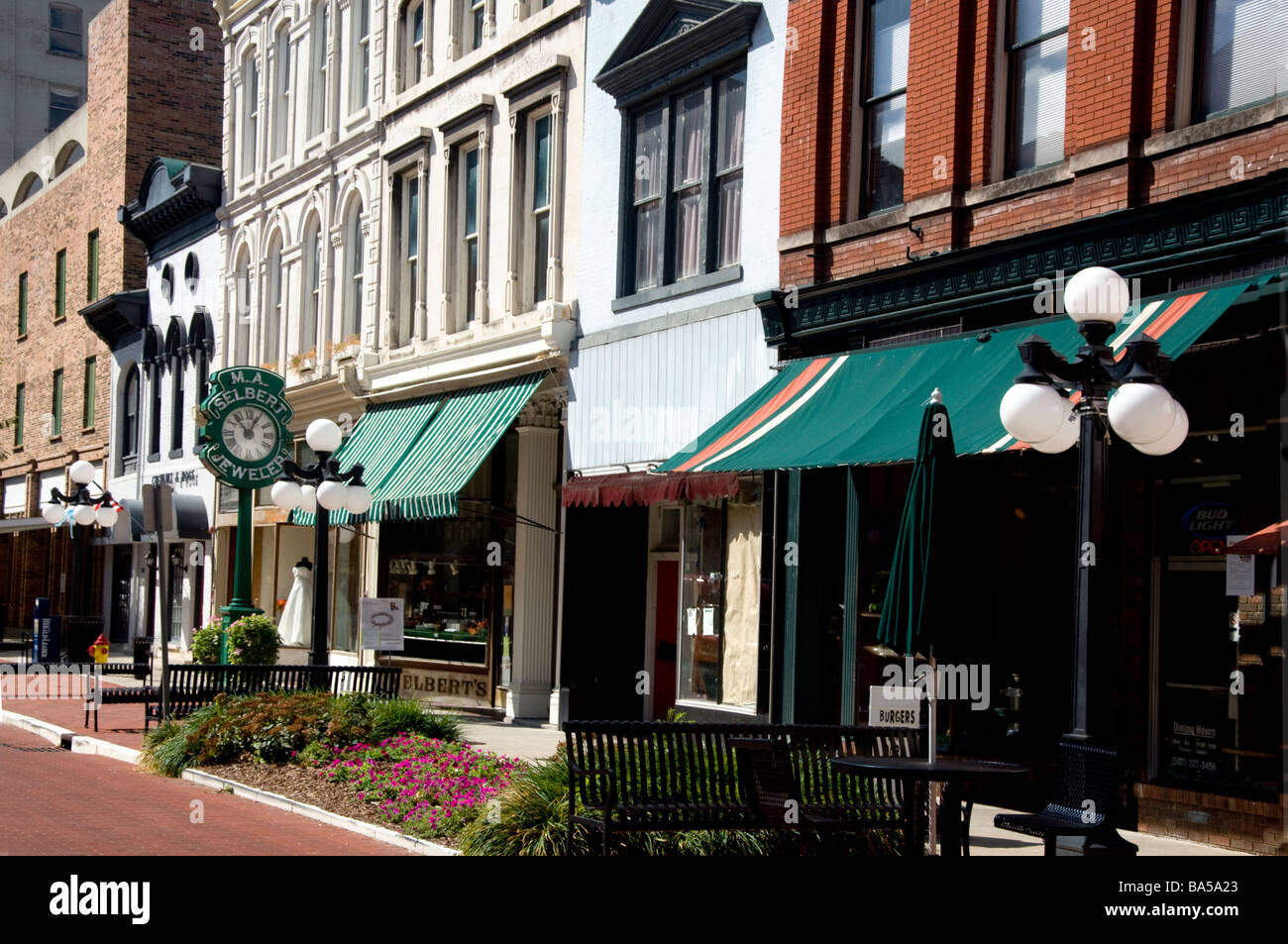 Tiendas en los edificios conservados en el distrito histórico del centro de la ciudad de Frankfort Kentucky Foto de stock