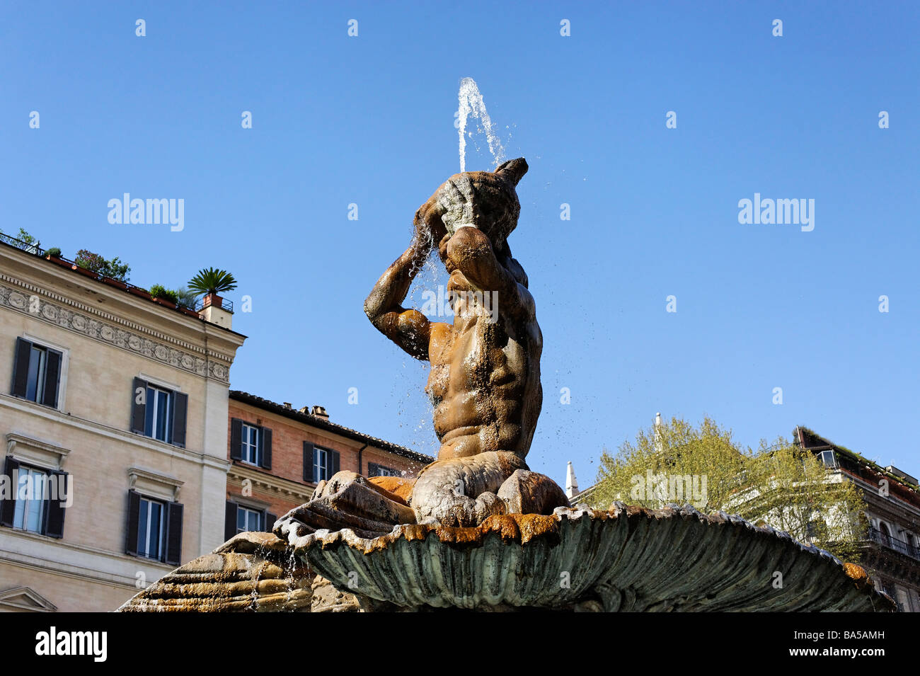 Bernini la Fontana del Tritone en Piazza Barberini Foto de stock