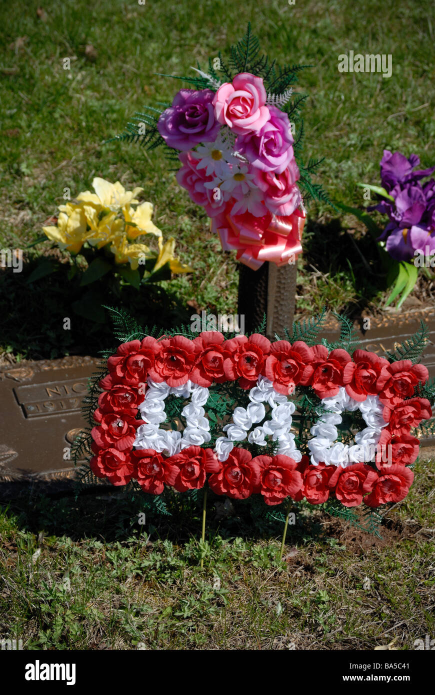 Flores y un 'Dad' memento decorar una tumba en el cementerio de Allegheny, Pittsburgh, Pensilvania. Foto de stock