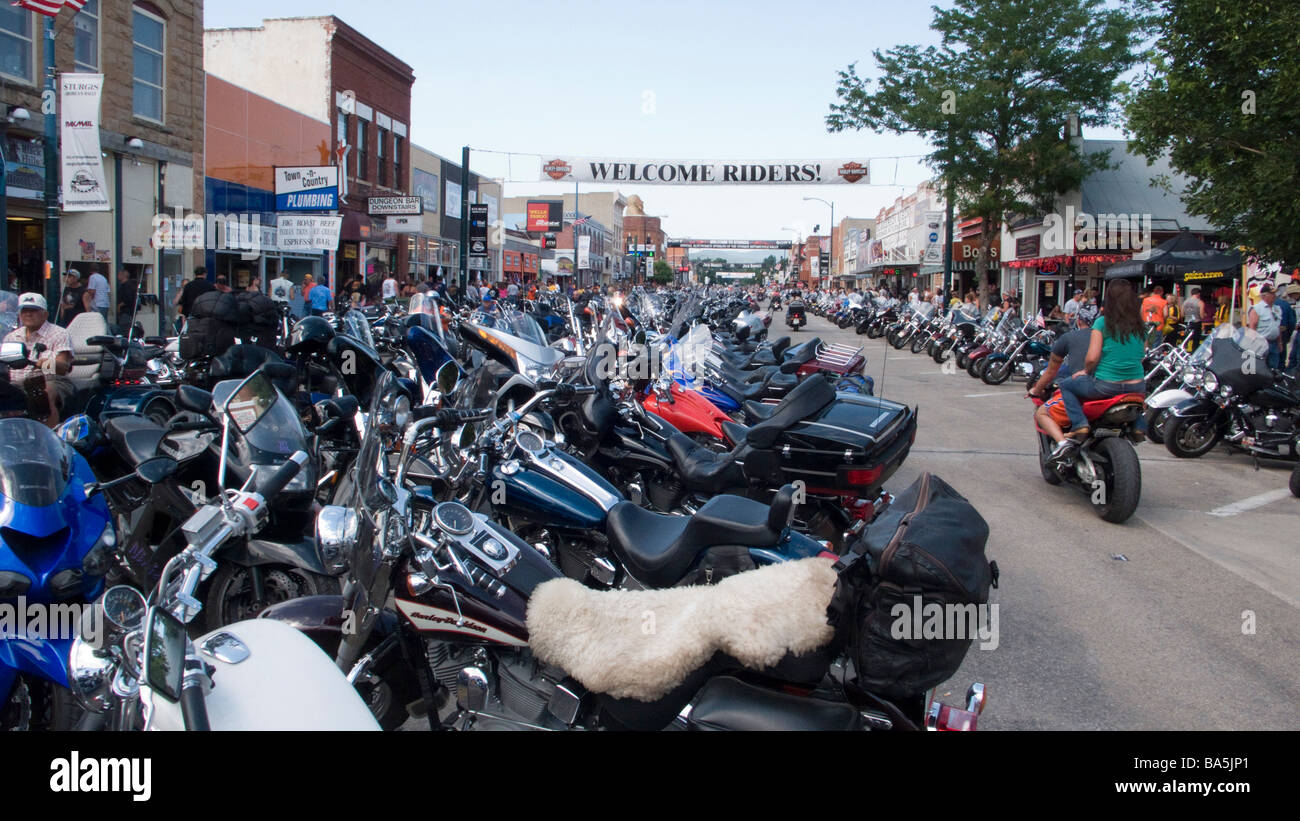 Sombrero de Cowboy mujer rider Sturgis Motorcycle Rally anual Dakota del  Sur EE.UU Fotografía de stock - Alamy