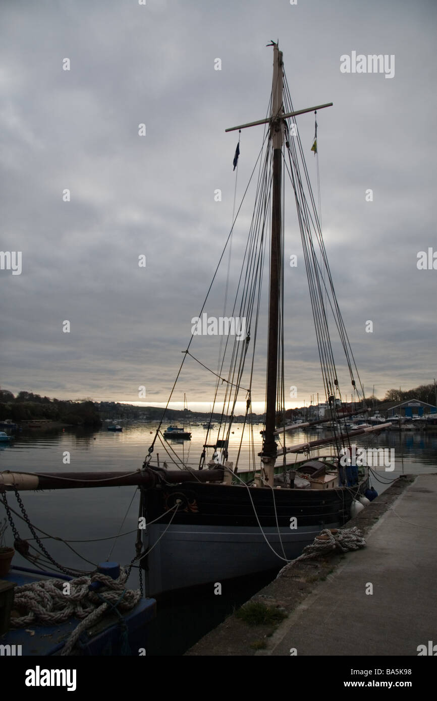 Un barco de vela amarrados en el Penryn, cerca de Falmouth, Cornwall, Reino Unido Foto de stock