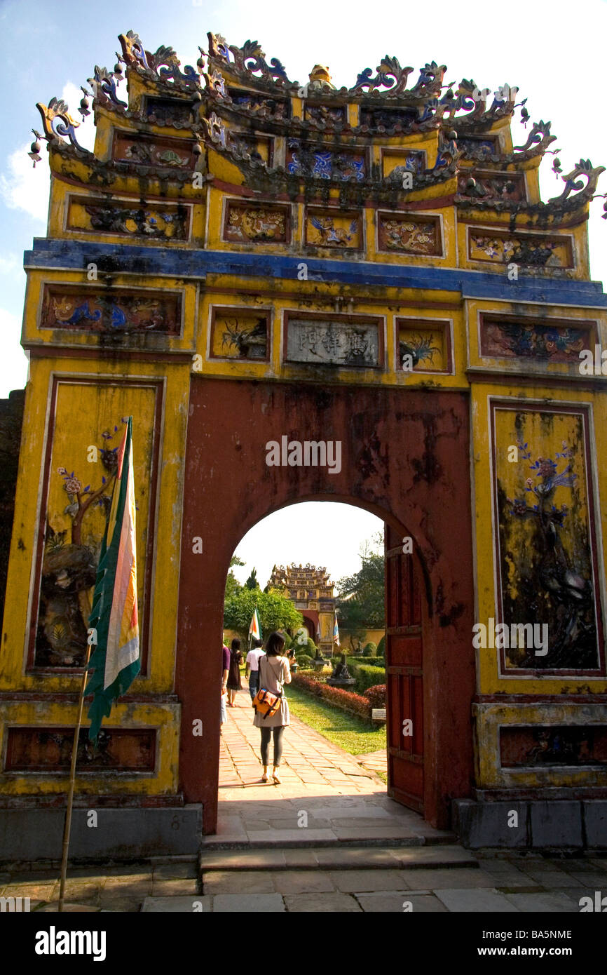 Puertas arqueadas en la Ciudadela Imperial de Hué, Vietnam Foto de stock