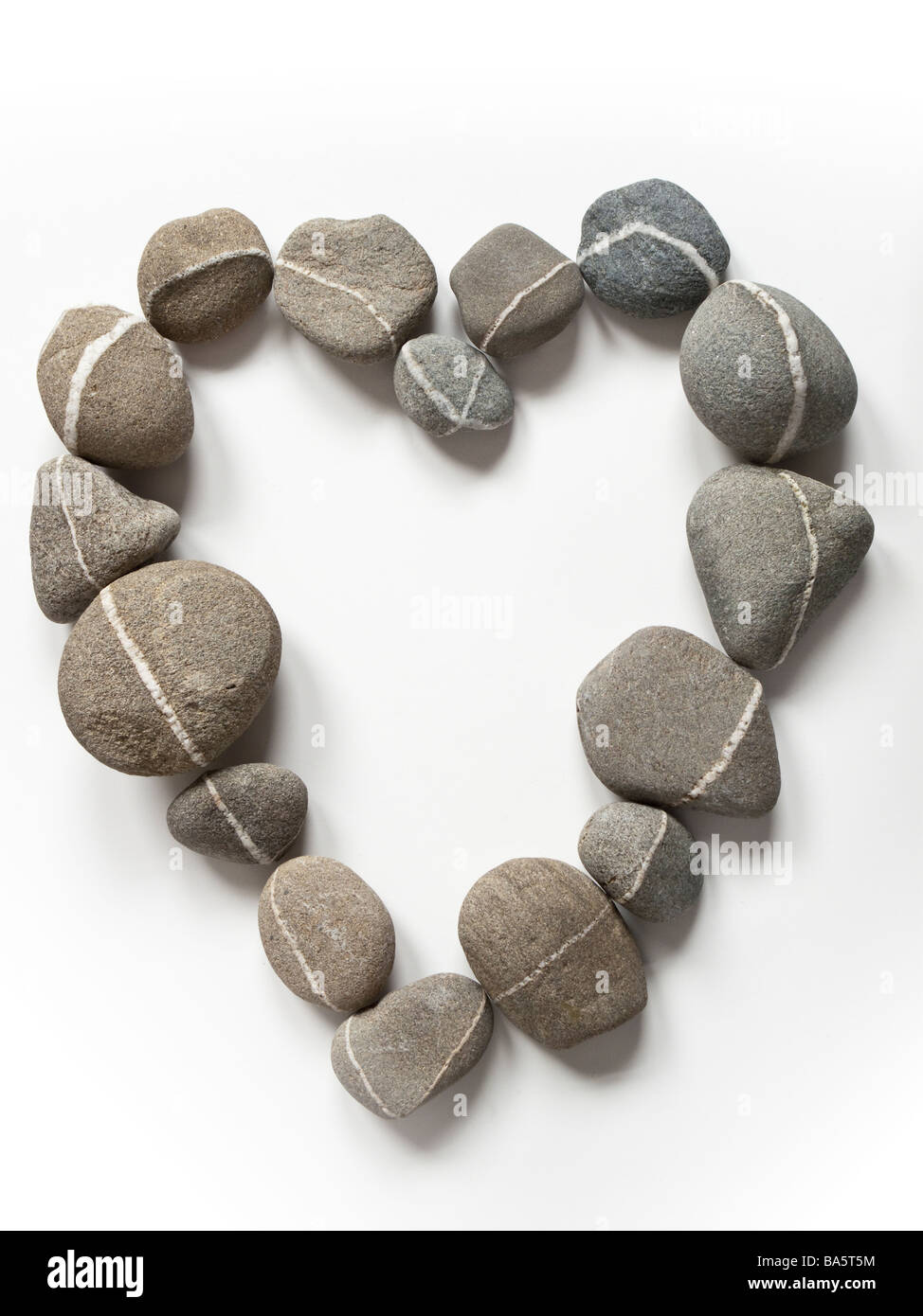 Las rocas formando una forma corazón Foto de stock