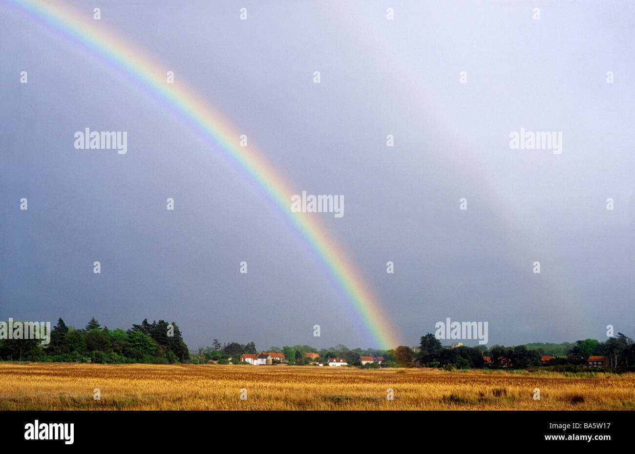 Final del arco iris, la olla de oro, aldea Thornham Norfolk East Anglia Inglaterra dramático paisaje paisaje clima marismas reed Foto de stock