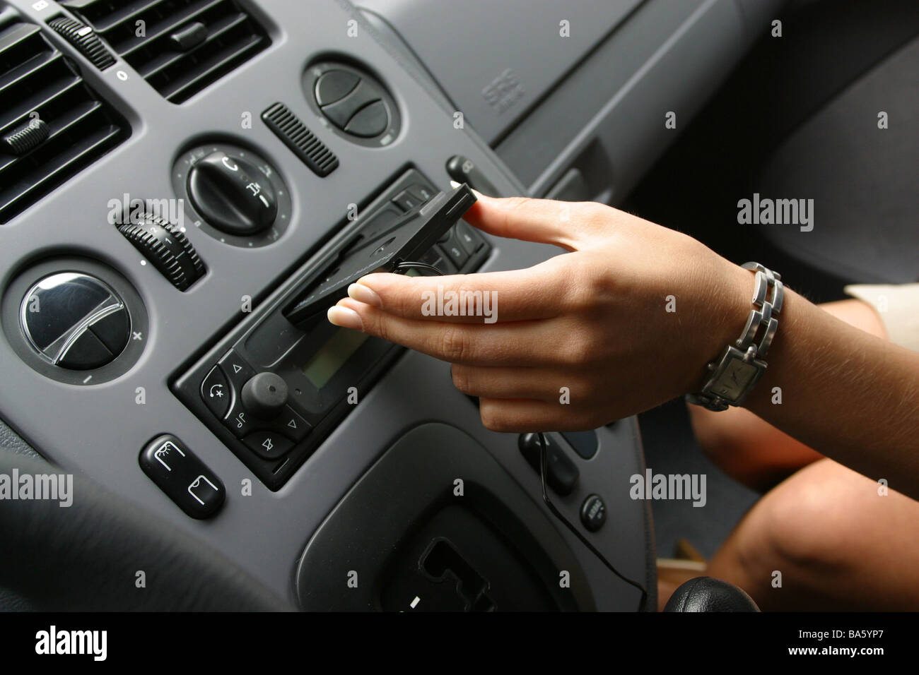 En el interior de coche mujer mano-cassette adaptador auto-radio cassette-eje  pone en detalle ninguna propiedad de vehículo de lanzamiento Autofahren  cockpit Fotografía de stock - Alamy