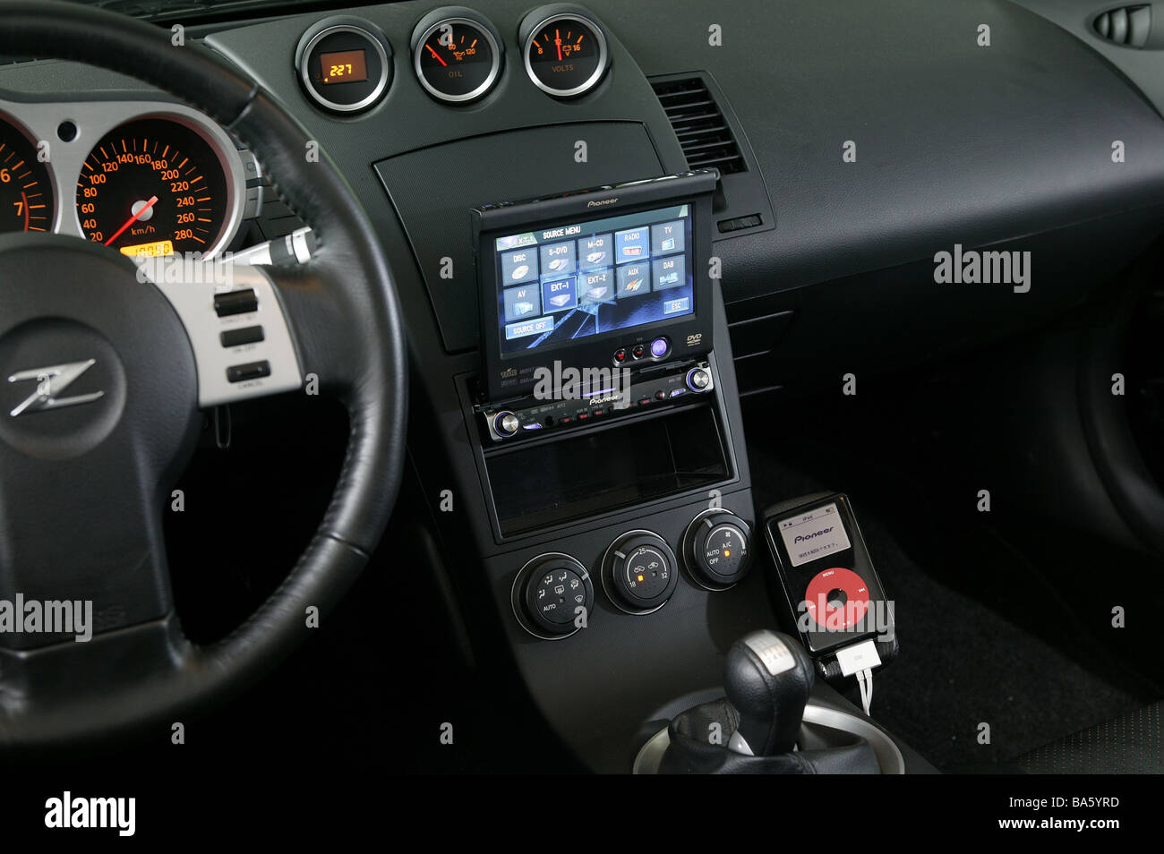 Cabina interior de coche accesorios para coche, provisión de medios DVD de  música iPod tecnología ninguna propiedad de vehículo de lanzamiento  Autofahren Fotografía de stock - Alamy