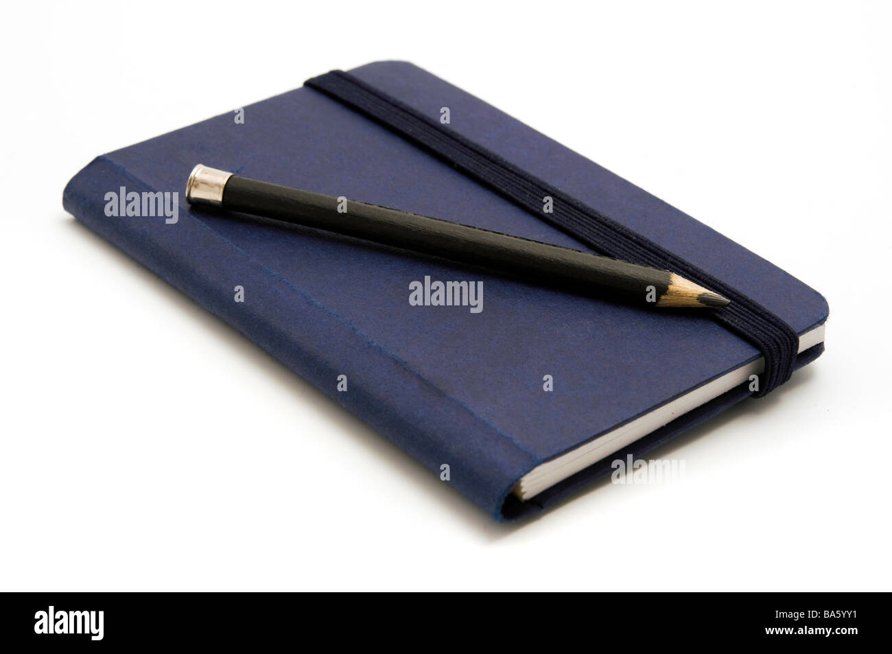 Portátil con lápiz azul sobre un fondo blanco. Foto de stock