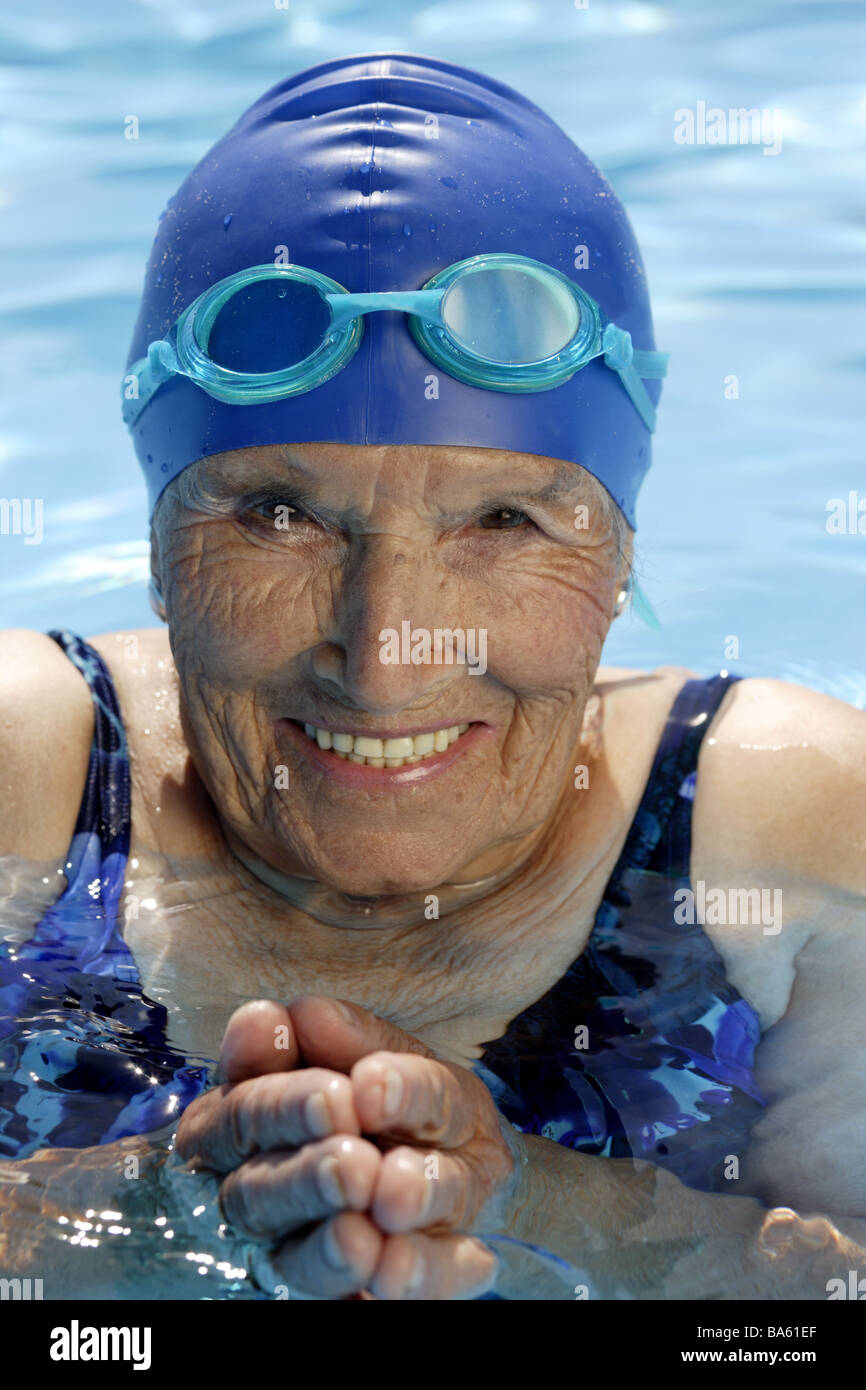 Piscina bañador senior bath-cap-gafas de natación significa agua detalle  alegremente series personas mayores mujer 70-80 años mirada Fotografía de  stock - Alamy