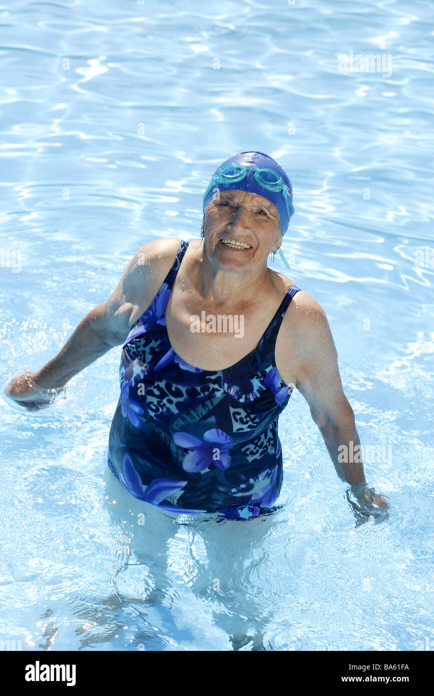 Piscina bañador senior bath-cap-gafas de natación significa agua detalle  alegremente series personas mayores mujer 70-80 años mirada Fotografía de  stock - Alamy