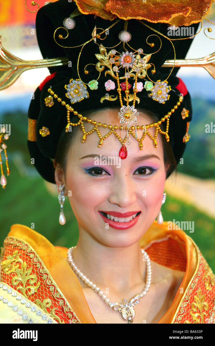 China mujer asiática Vestido oficial smiles modelos no suelte la gente de Asia-retrato Mujer 20-30 años chino Fotografía de stock - Alamy