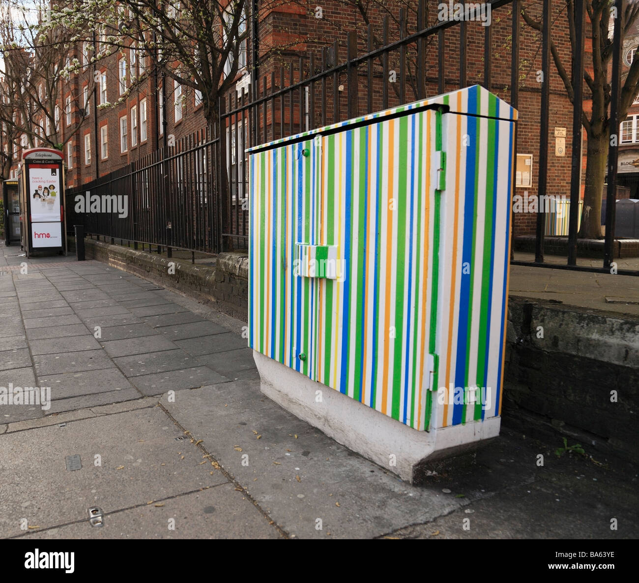Pintadas de mobiliario urbano. Hammersmith en el oeste de Londres, Inglaterra, Reino Unido. Foto de stock