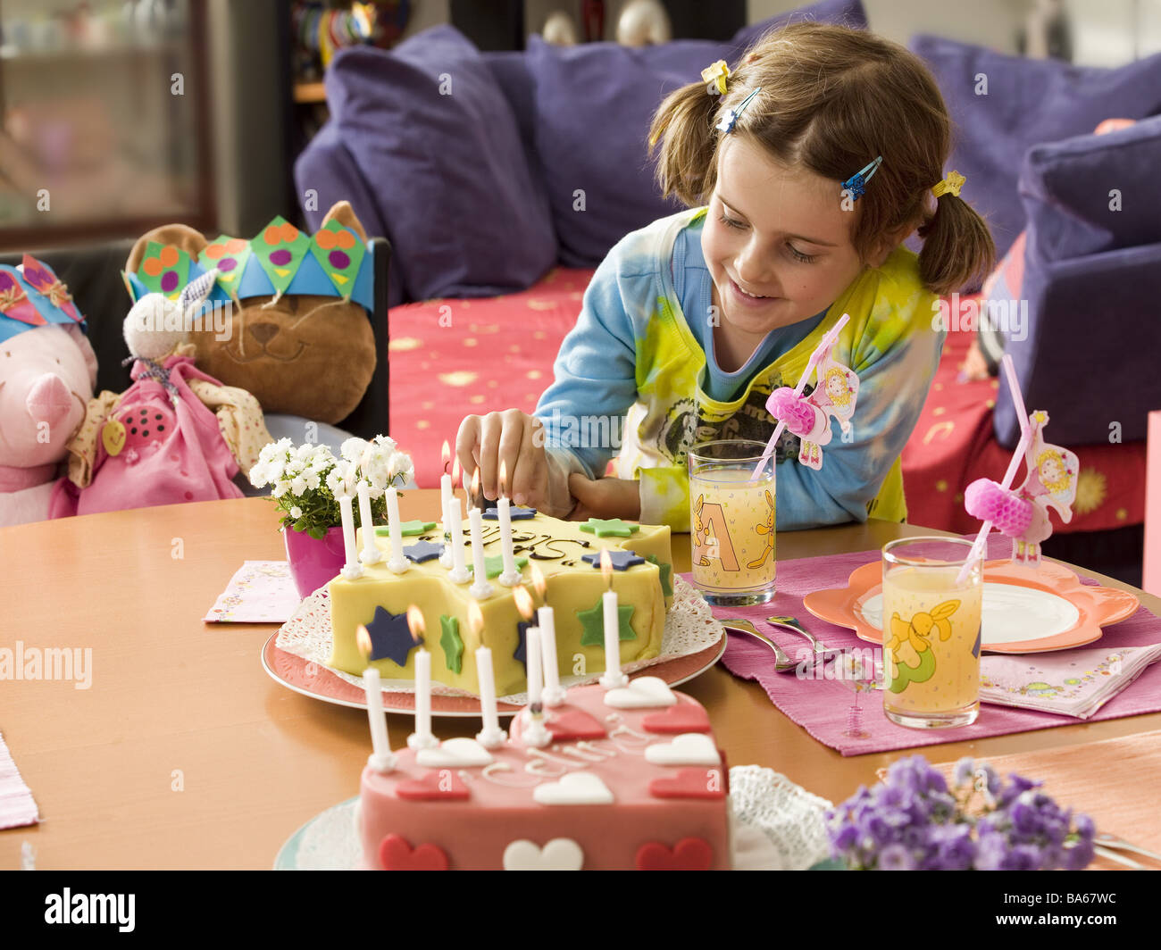 Niño-niña tarta de cumpleaños opiniones de personas niño 6 años trenzas  morena ríe alegremente de cumpleaños tarta de cumpleaños infantil tortas  velas Fotografía de stock - Alamy