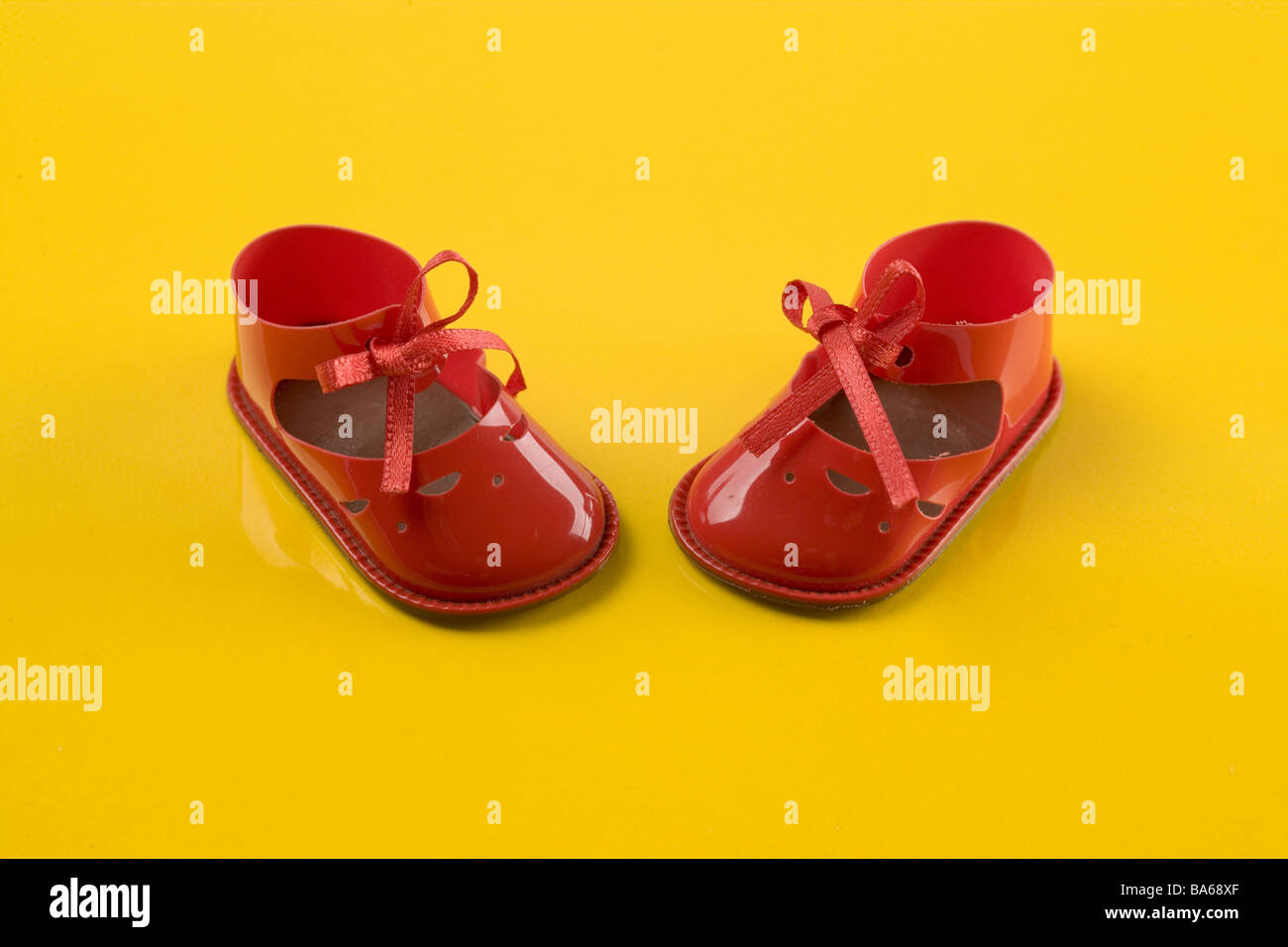 Torpe Sabueso Inmuebles Los zapatos de la muñeca de juguete juguetes rojos laca-zapatos Zapatos  Zapatos símbolo par la Infancia desempeña concepto en dos pares de zapatos  de moda de hecho-recepción Fotografía de stock - Alamy
