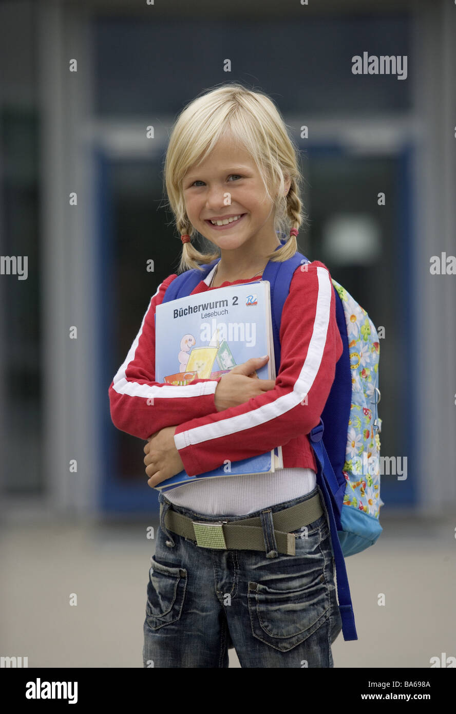 La gente consigue a lo largo de la escuela las niñas libros serie mochila  escolar infantil 7 años rubia trenzas mochilas escolares ropa veraniega  Fotografía de stock - Alamy