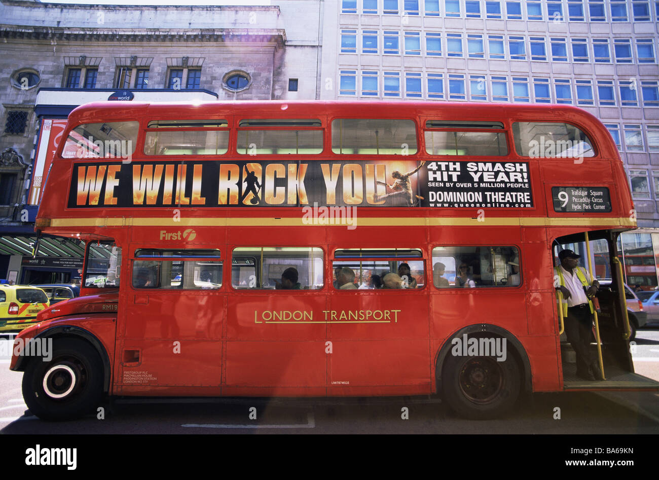 Gran Bretaña Londres biplano tráfico-bus al lado Inglaterra capital medios  de transporte público bus rojo Fotografía de stock - Alamy