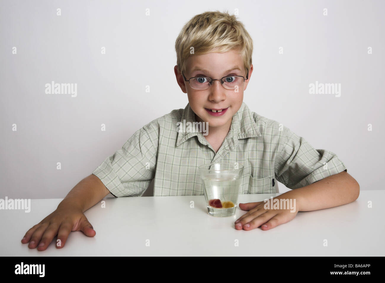 Dar nacimiento tumbler caucho-oso-poco empapa sorprende la serie de  retratos de personas niño 8 años rubia gafas alegría Fotografía de stock -  Alamy