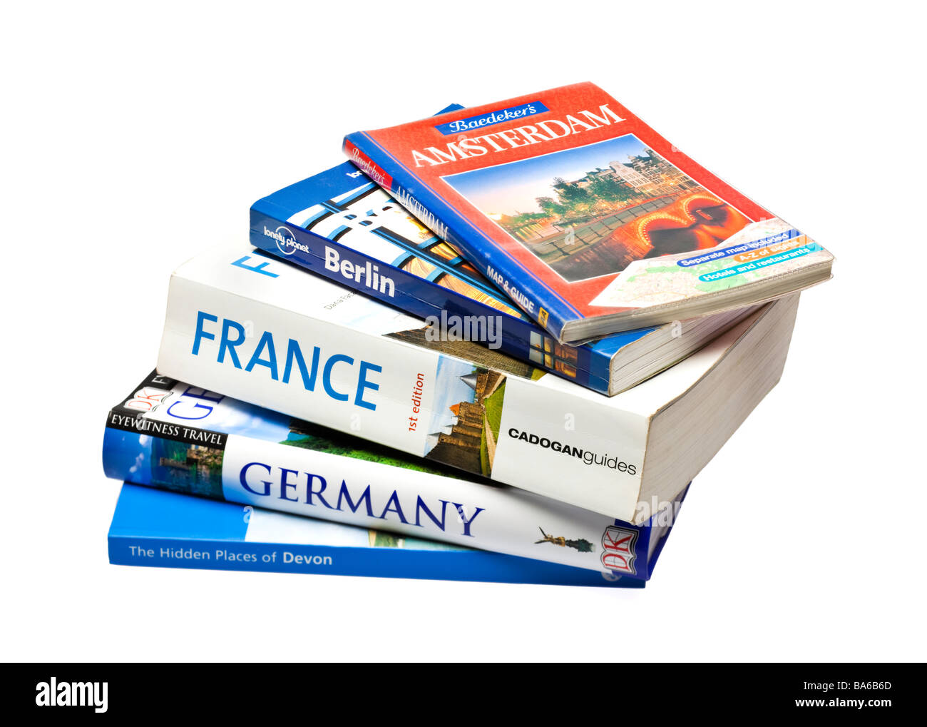 Pila de libros guía de viajes europeo sobre blanco Foto de stock