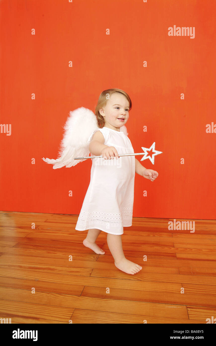 Las niñas disfraz ángeles descalzo alegremente series personas niño niño 2-5  años vestido de alas de angel sabe angelitos Fotografía de stock - Alamy