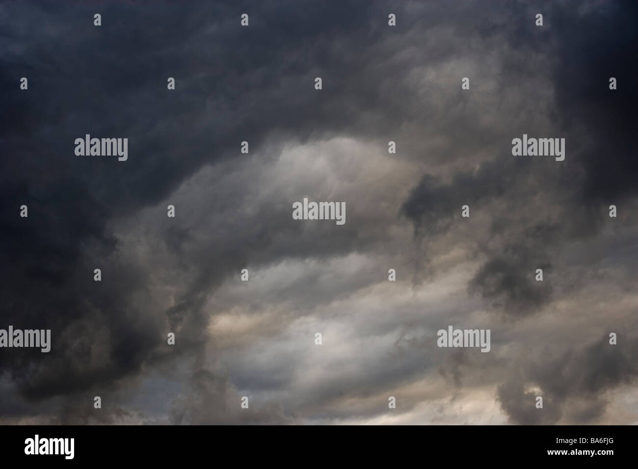 Nubes de tormenta se reúnen como un acercamiento frente se mueve en Foto de stock