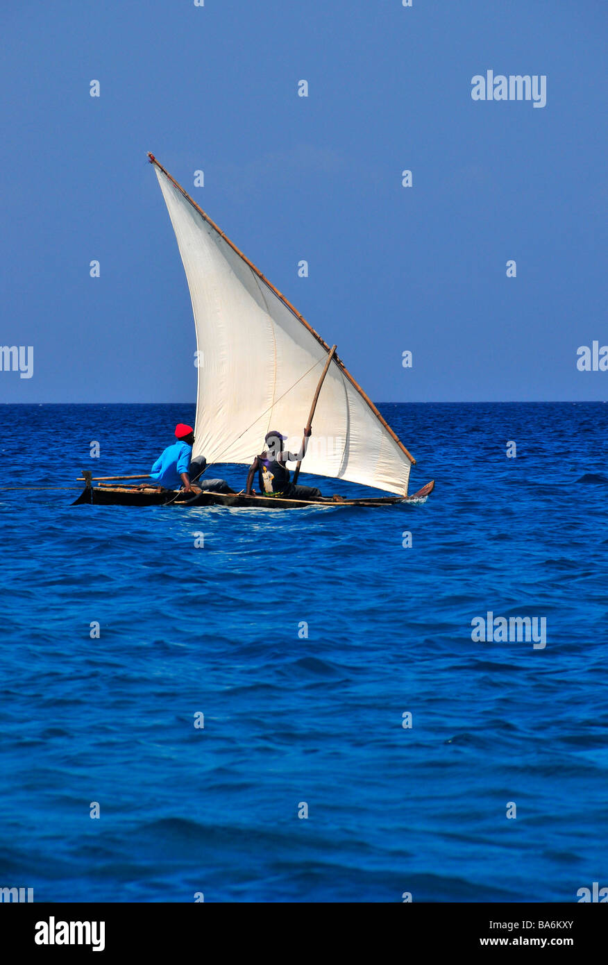 Los pescadores tradicionales en Dhow barco pesquero, océano Índico, Zanzíbar, Tanzania Foto de stock
