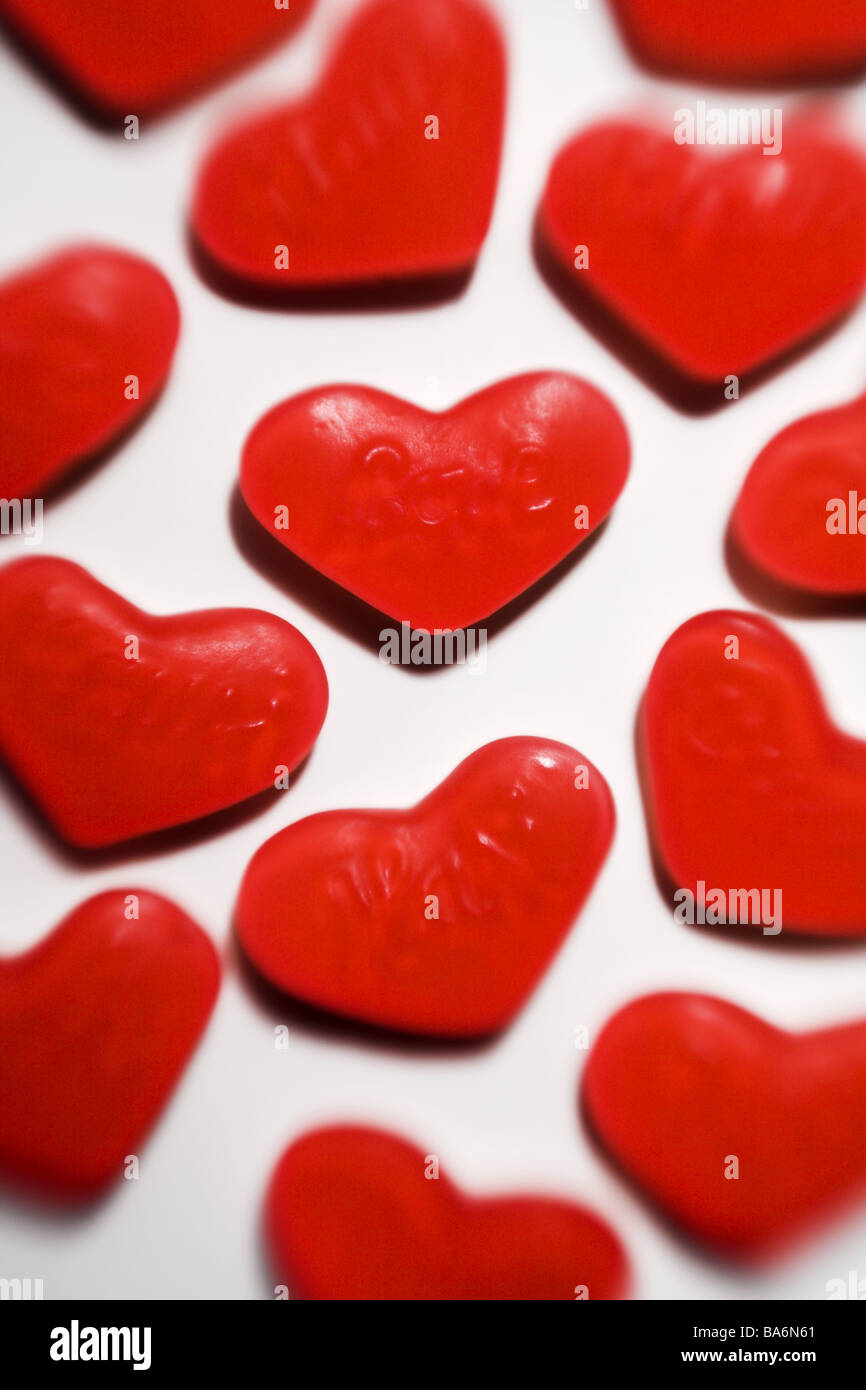 Caucho de frutas dulces en forma de corazón rojo corazones suave dulce de  azúcar-conteniendo calorías nutrición afrutado malsano placer mentiras come  Fotografía de stock - Alamy