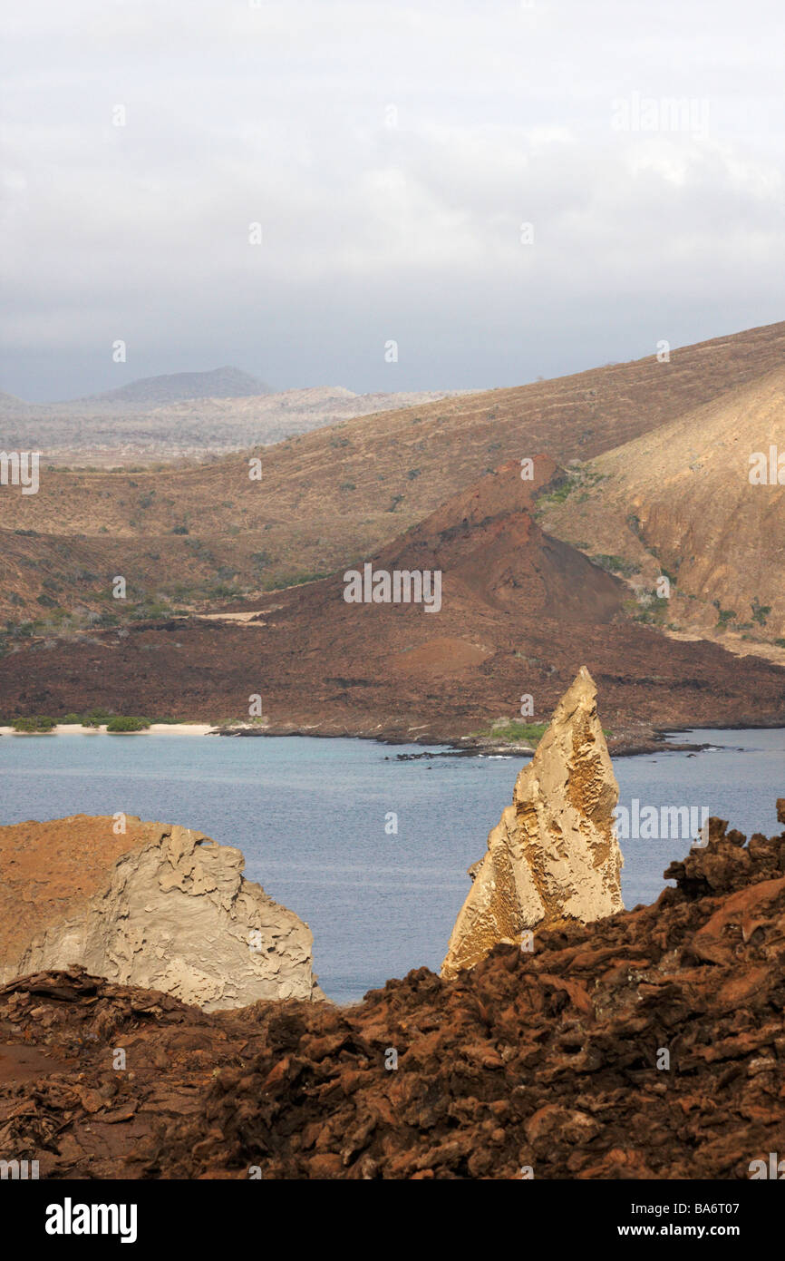 Parte de la Roca Pináculo de Isla Bartolome la clásica belleza de las Islas Galápagos, Ecuador en septiembre Foto de stock