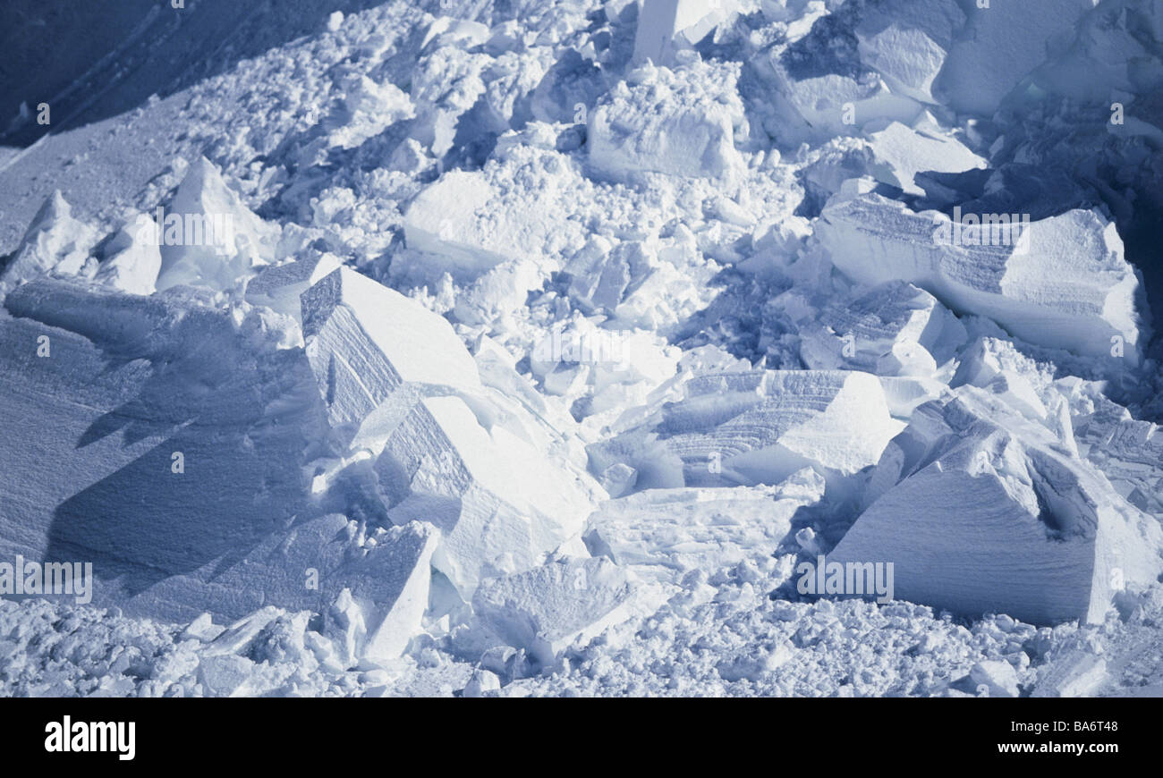 Los conos de nieve avalancha de nieve avalancha detalle avalancha  avalancha-salida-masas de nieve cubierto de nieve y derrames símbolo  cubiertos de nieve Fotografía de stock - Alamy