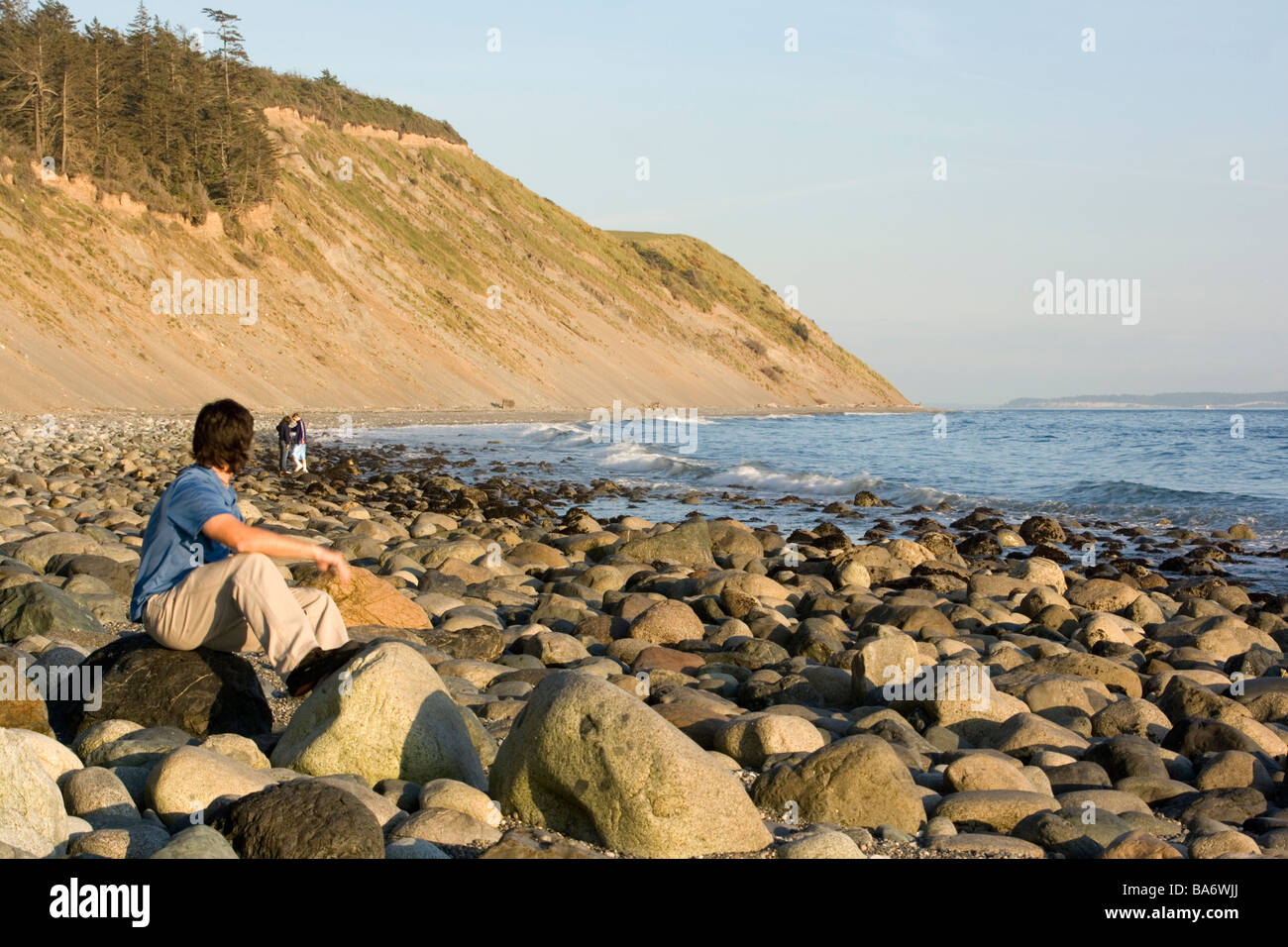 El hombre en la playa rocosa - Fort Ebey State Park, Whidbey Island, Washington Foto de stock