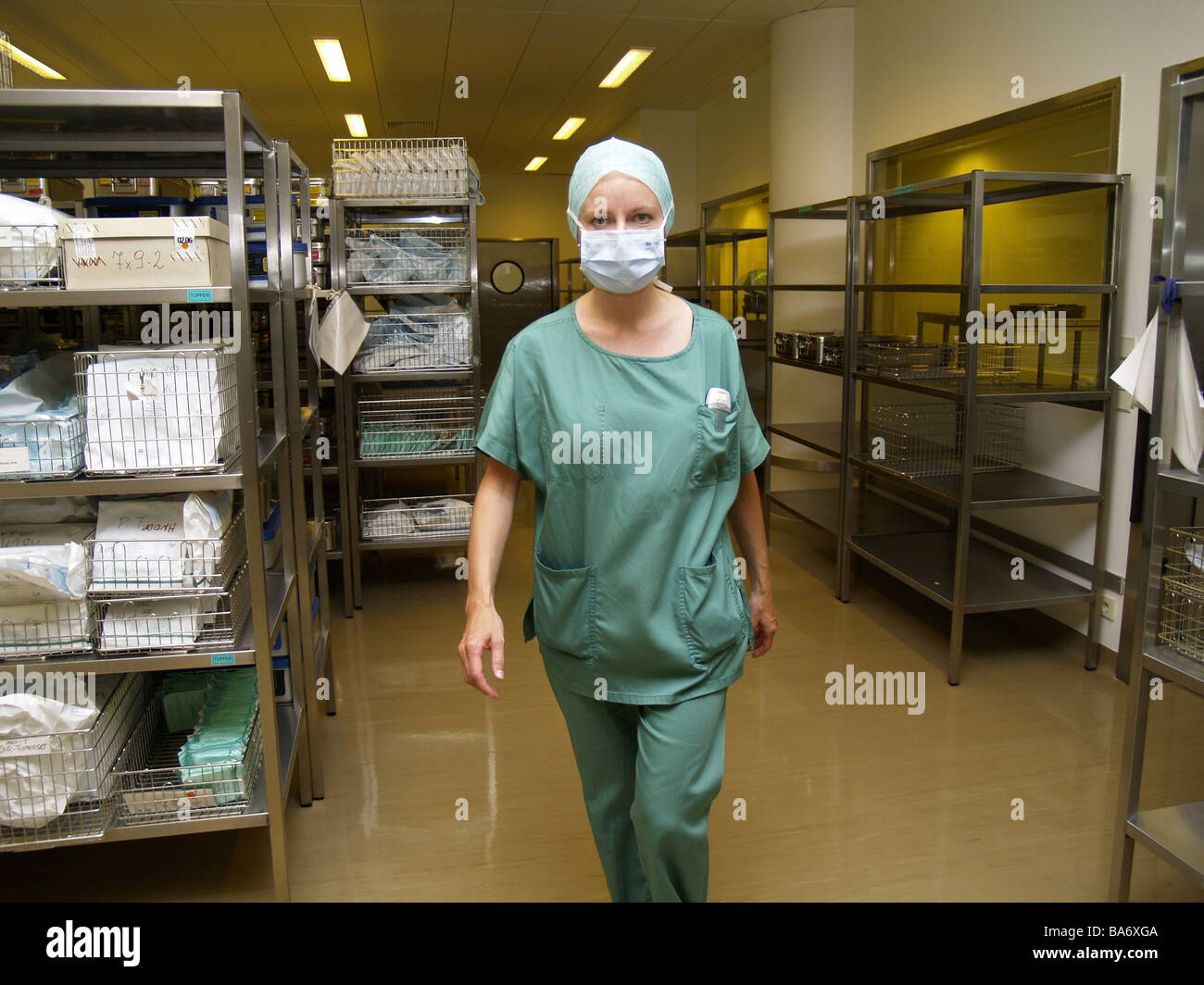 Va hospital OP-Ärztin abordado serie hall personas mujer cirujano Op-Schwester OP-máscara Kleidung movimiento No-OP símbolo rush. Foto de stock