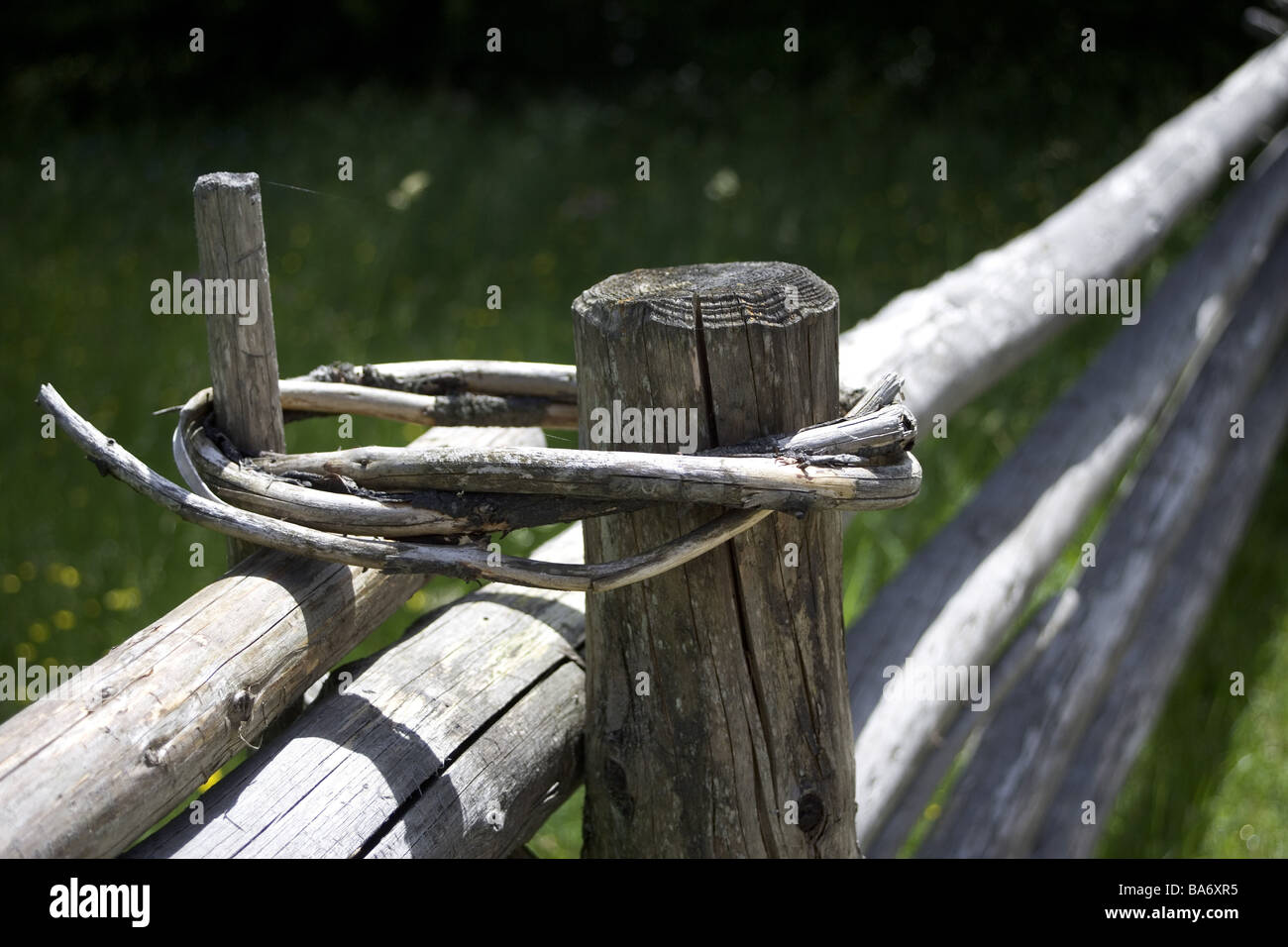 Jardín vallado de madera rústica detalle valla pole-fence madera-polos  históricamente símbolo de defensa de seguridad de protección de carcasa de  cerco Fotografía de stock - Alamy