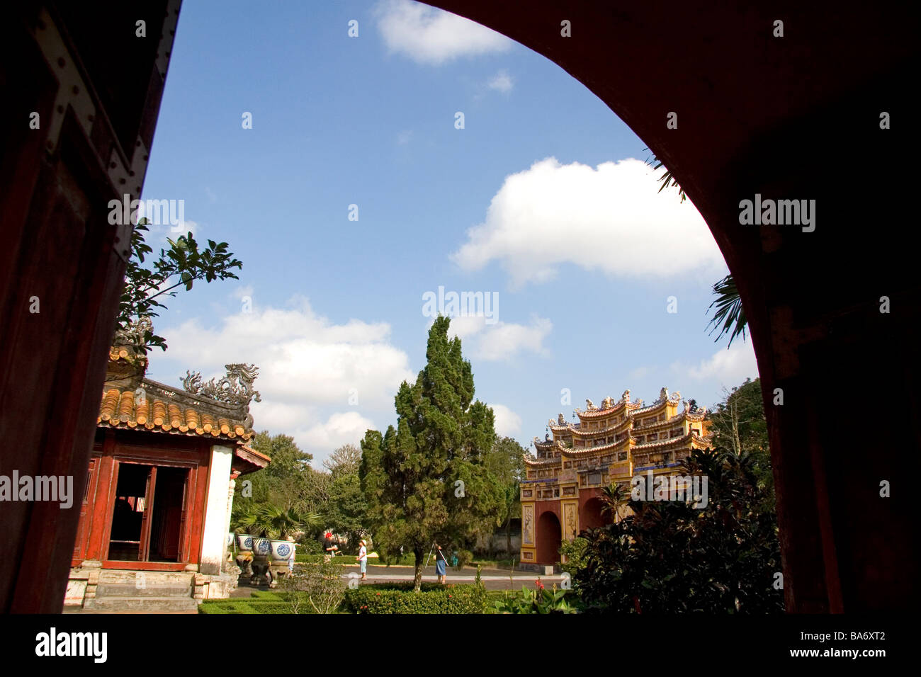 Puertas arqueadas en la Ciudadela Imperial de Hué, Vietnam Foto de stock