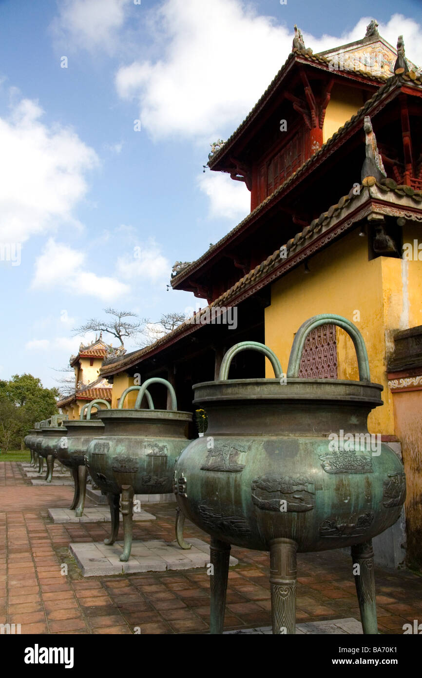 Las nueve urnas dinásticas delante del Mieu Templo dentro de la Ciudadela Imperial de Hué, Vietnam Foto de stock