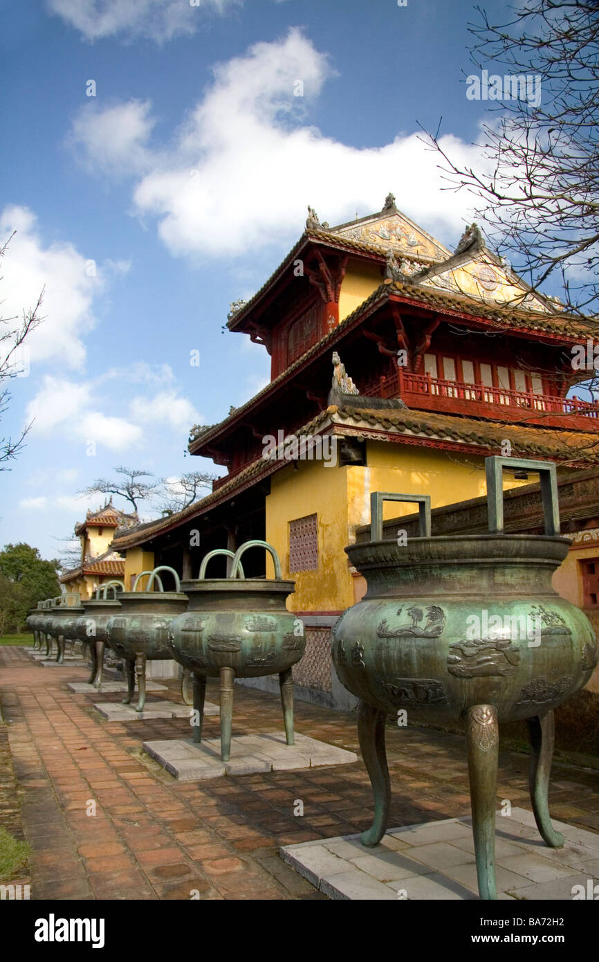 Las nueve urnas dinásticas delante del Mieu Templo dentro de la Ciudadela Imperial de Hué, Vietnam Foto de stock