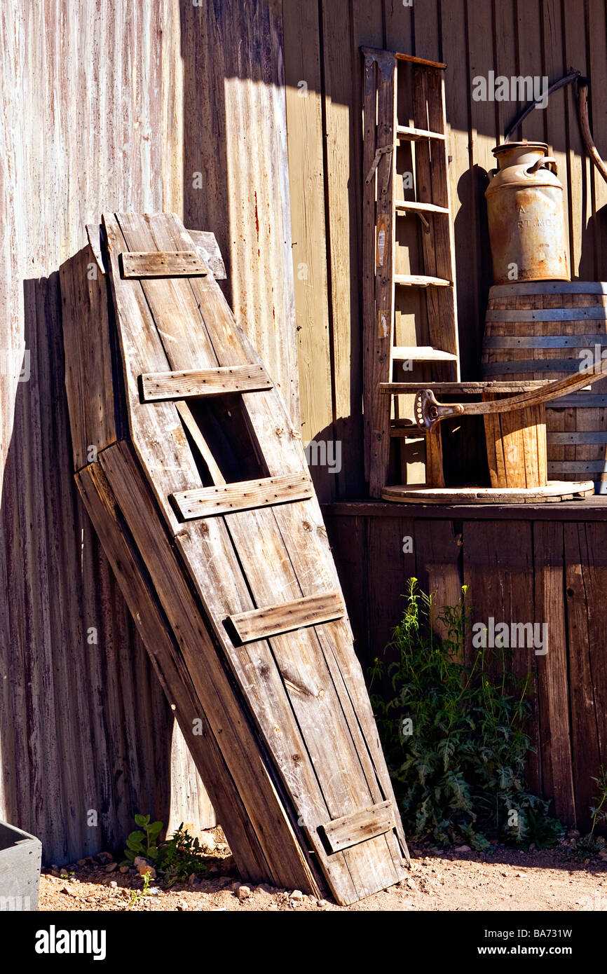 Imagen de una vieja urna de madera de pie contra el exterior de un edificio en Old Tucson, Arizona Foto de stock