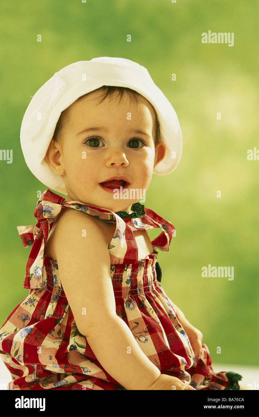 Bebé niña 9 meses hat poco vestido sienta mirada cámara niño niño sombrero de verano vestidos ropa de bebe Juego de pares pantalones Fotografía de stock - Alamy