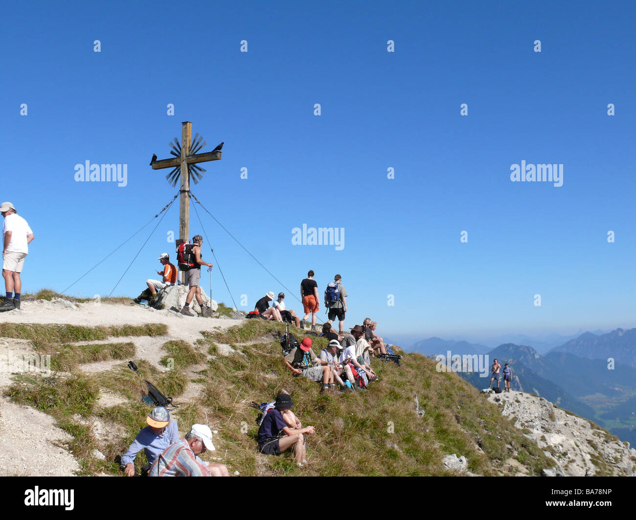 Alemania Ammergauer Alpes gran barranco-top 1924m de cumbre de montaña de la cruz excursionistas no liberación de moda Alpes bunting-montañas cerca de Foto de stock