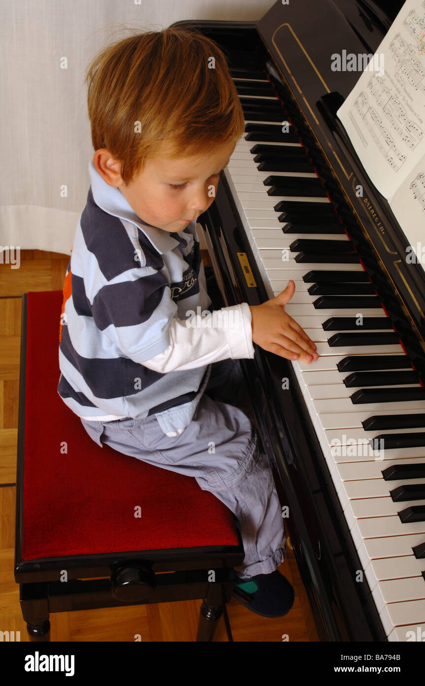 Dar nacimiento piano-juegos series personas 2-4 años niño niño talento  musical piano aprende juega instrumento Fotografía de stock - Alamy
