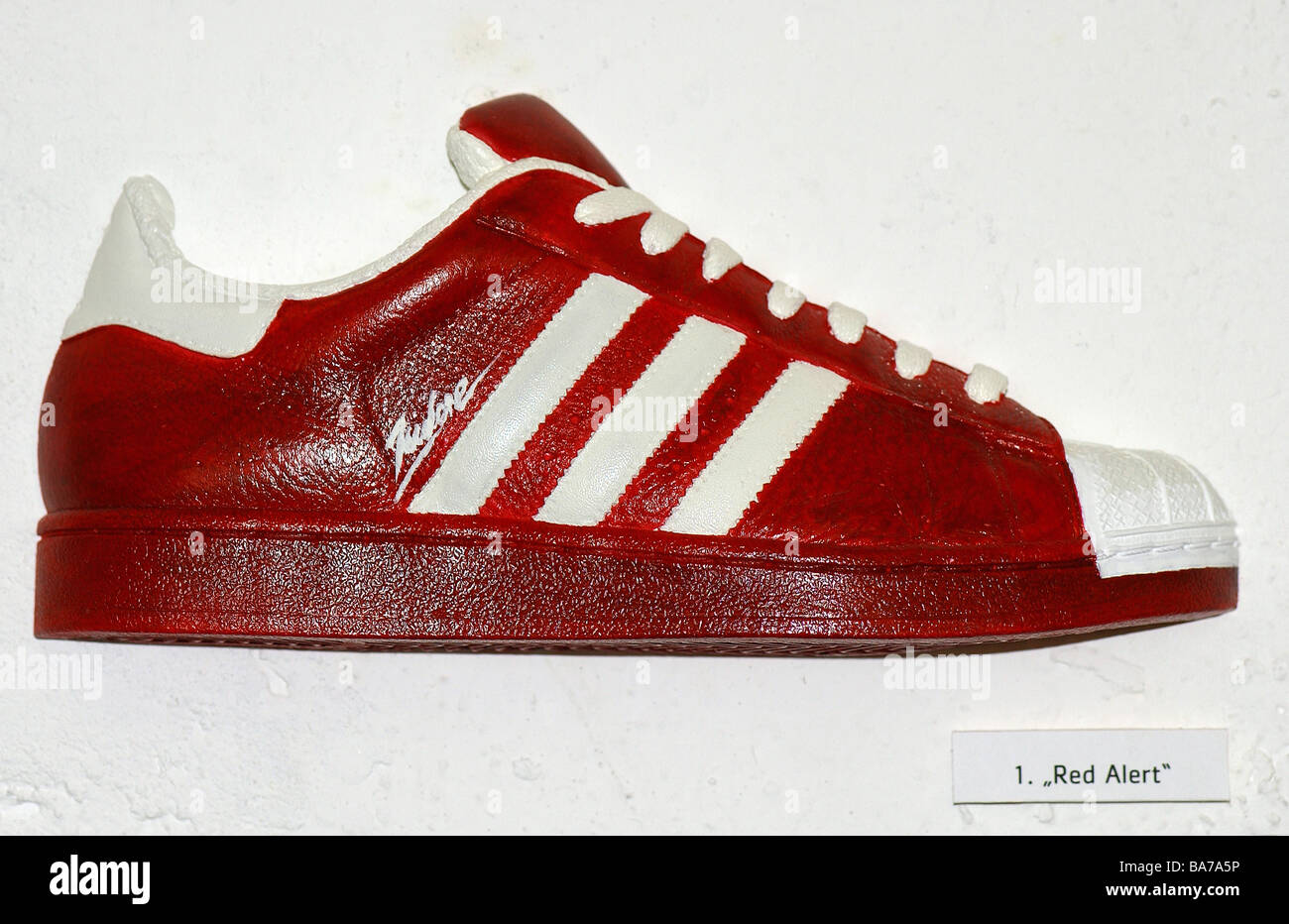 Zapatilla roja-sabe al lado no hay modelos de zapatillas Adidas lanzamiento  moda Zapato Zapato athletically-símbolo de moda cómodo Fotografía de stock  - Alamy